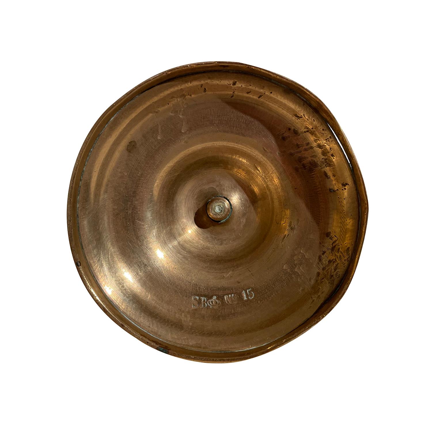 Paire de bougeoirs gustaviens suédois en bronze et or du XXe siècle par Skultuna en vente 1