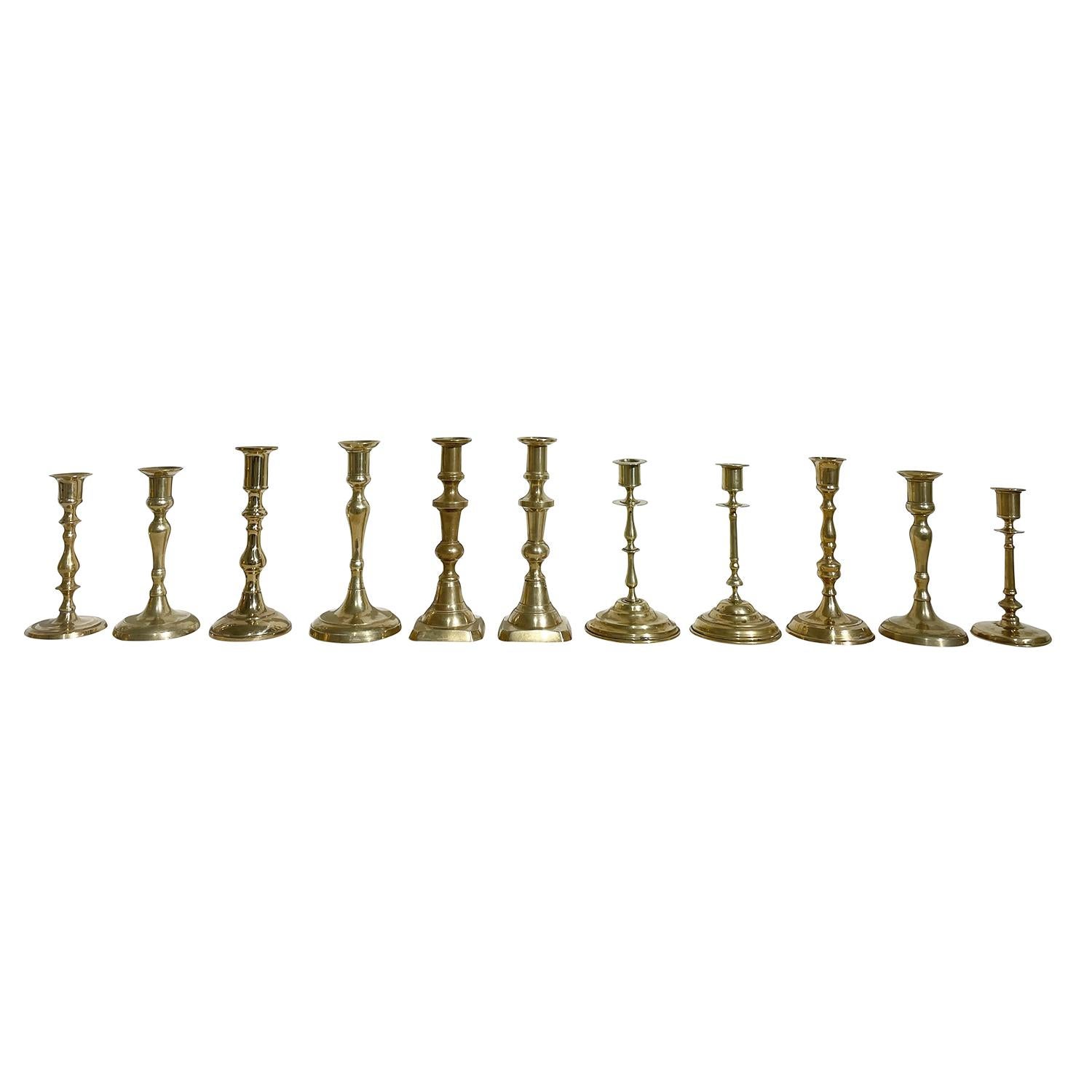 Set di undici portacandele vintage in ottone lavorato a mano, in buone condizioni. I candelabri scandinavi e gli stand sono impreziositi dall'arte artigianale del deragliamento. Usura coerente con l'età e l'uso. circa 1960 - 1980, Svezia,