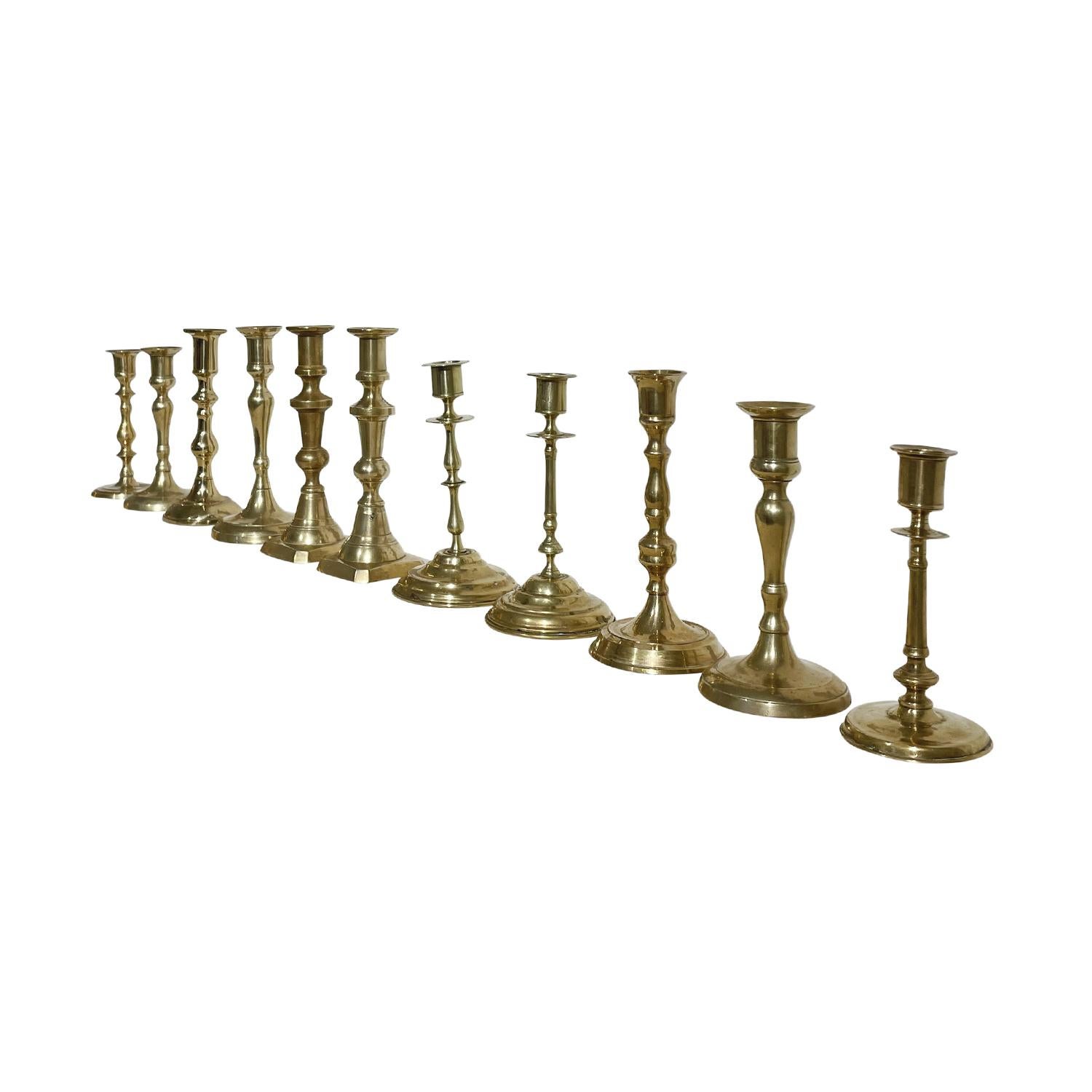 Fatto a mano Set di undici portacandele in ottone del XX secolo in oro svedese simile a quello gustaviano in vendita