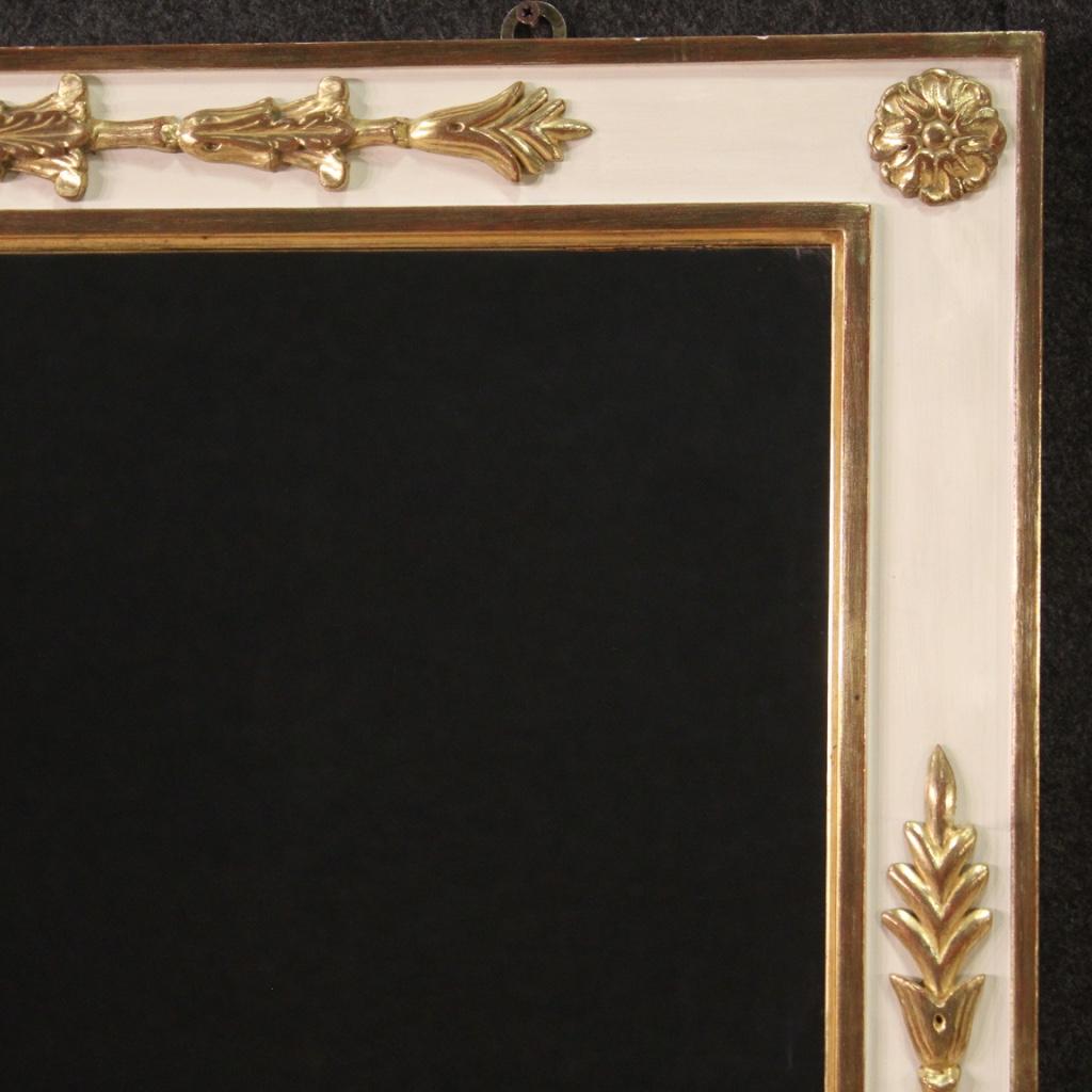 Gran espejo italiano de la segunda mitad del siglo XX. Muebles de madera y yeso finamente tallados, cincelados, pintados y dorados de fabuloso estilo Luis XVI. Espejo equipado con espejo original en excelente estado que refleja perfectamente la