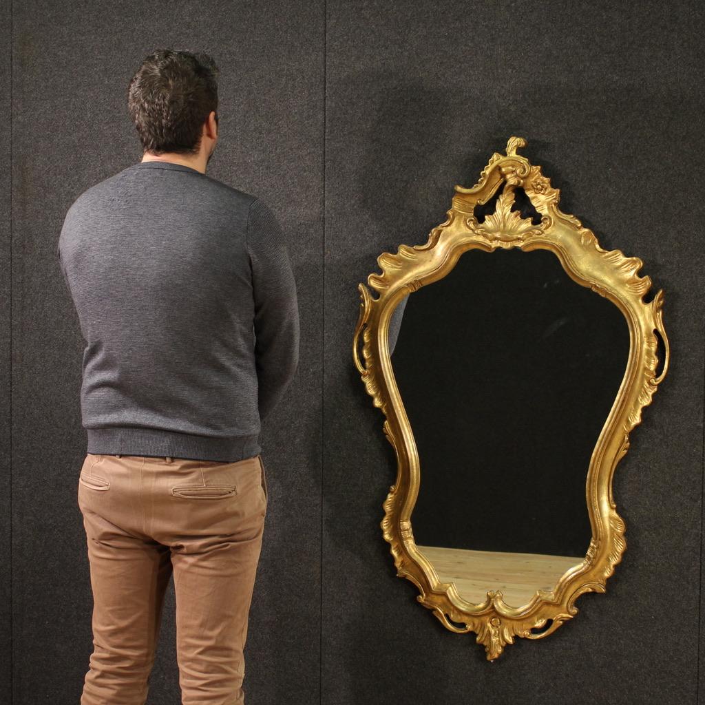 Miroir italien de la seconde moitié du 20e siècle. Meuble de style Louis XV en bois sculpté et doré de grand impact et de décoration agréable. Miroir d'excellentes proportions, il peut être facilement placé en différents points de la maison. Miroir