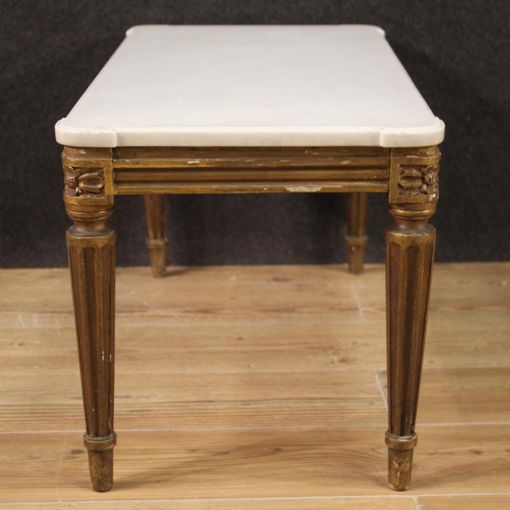 Table basse italienne de la seconde moitié du XXe siècle. Meubles en bois sculpté et doré (teinte bronze) de style Louis XVI. Meuble complet avec un plan de travail et un service en marbre blanc de bonne taille. Table de forme rectangulaire idéale