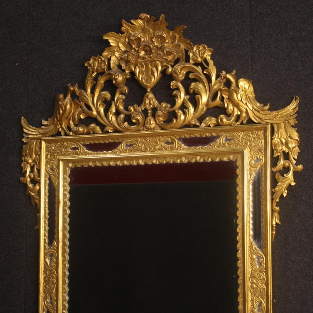 Spanish mirror from the 20th century. Furniture in carved and gilded wood, richly decorated moulding with a central cup of flowers supported on the sides by peacocks. Living room mirror to match with a dresser or bureau. During the 20th century it