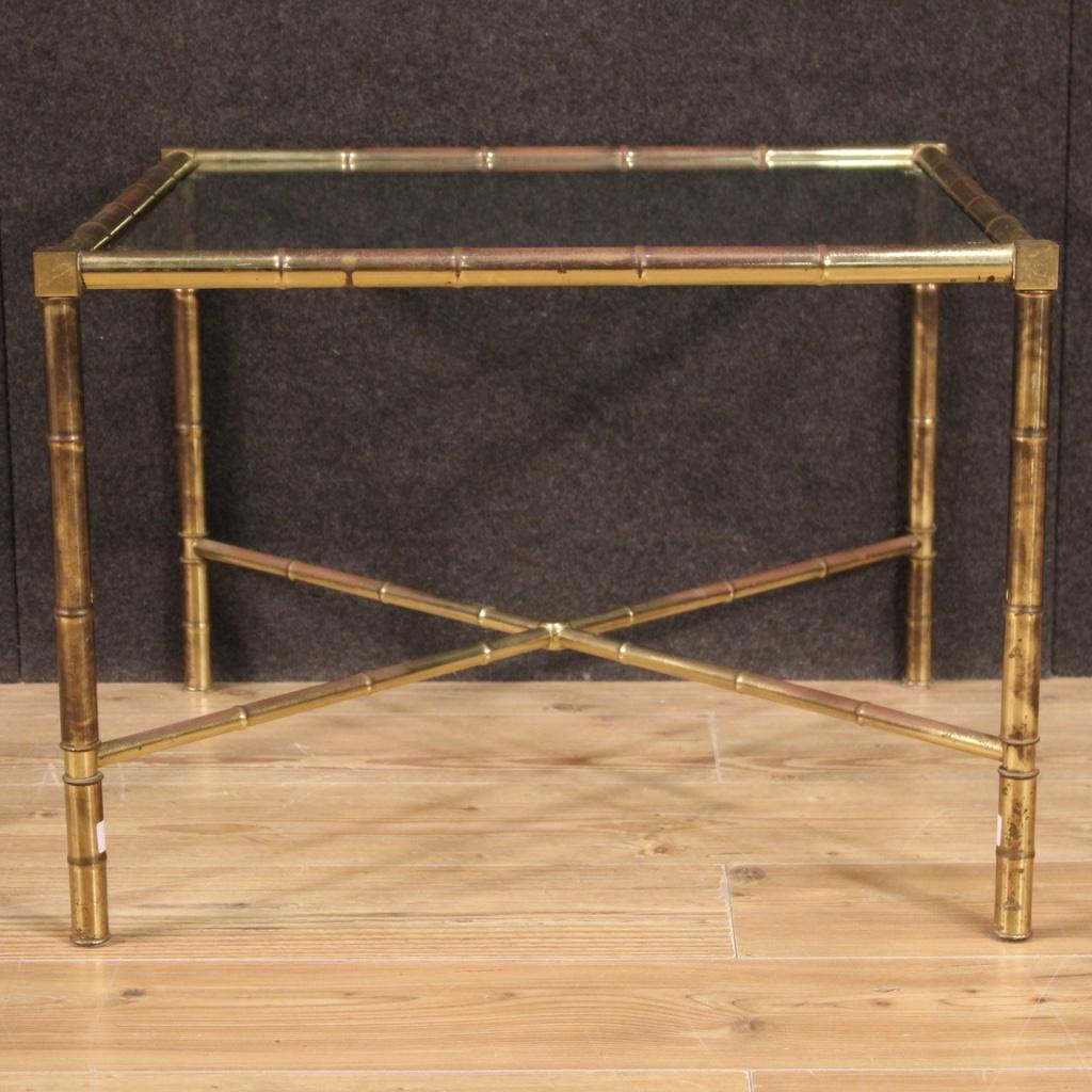 Table basse française des années 60 / 70. Meuble en laiton doré et ciselé (faux bambou) et plateau en verre avec de petites traces d'usure (voir photo). Table basse magnifiquement décorée pour les antiquaires et les décorateurs d'intérieur. Laiton