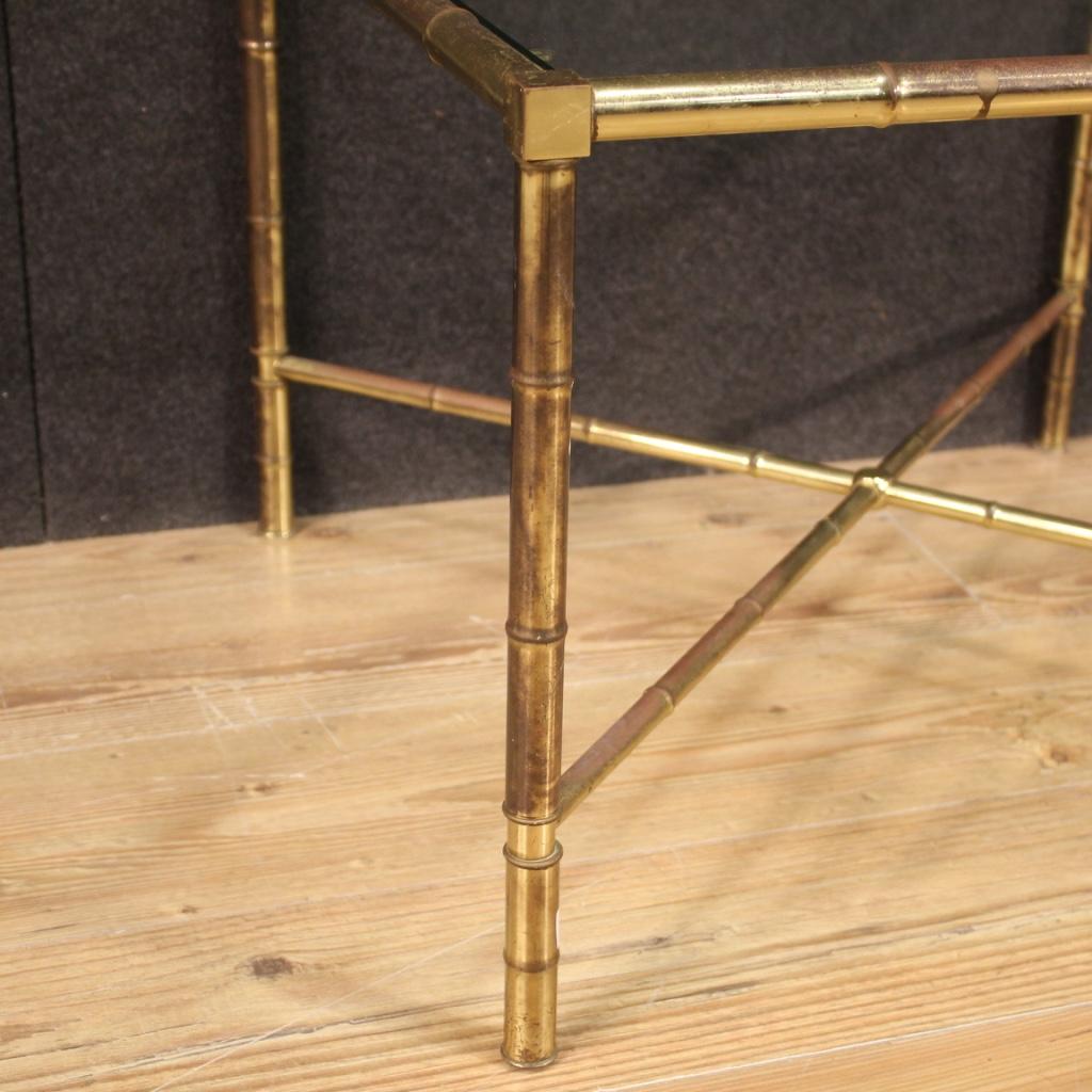 Mid-20th Century table basse moderne française du 20e siècle en laiton doré avec plateau en verre, 1960 en vente