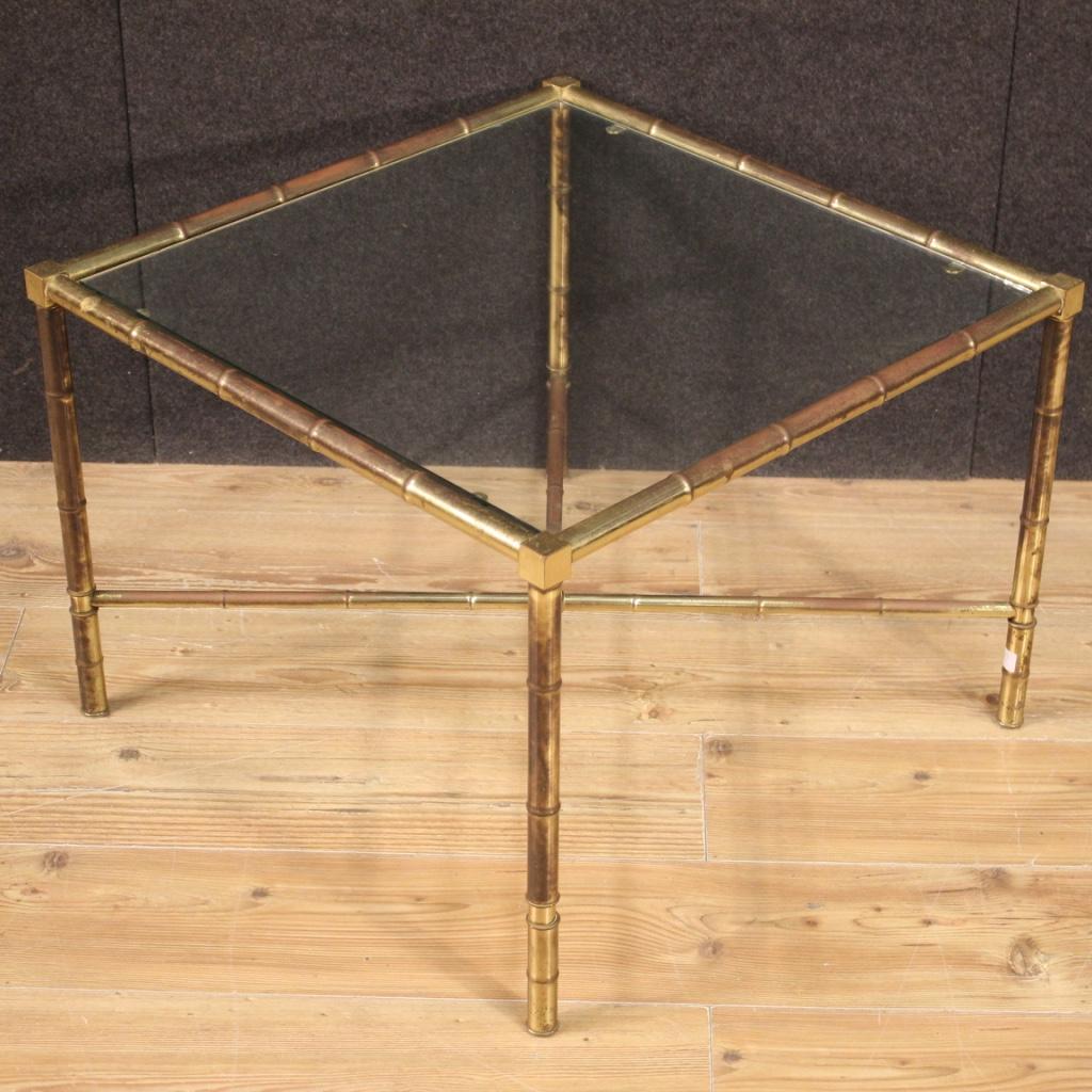 Laiton table basse moderne française du 20e siècle en laiton doré avec plateau en verre, 1960 en vente