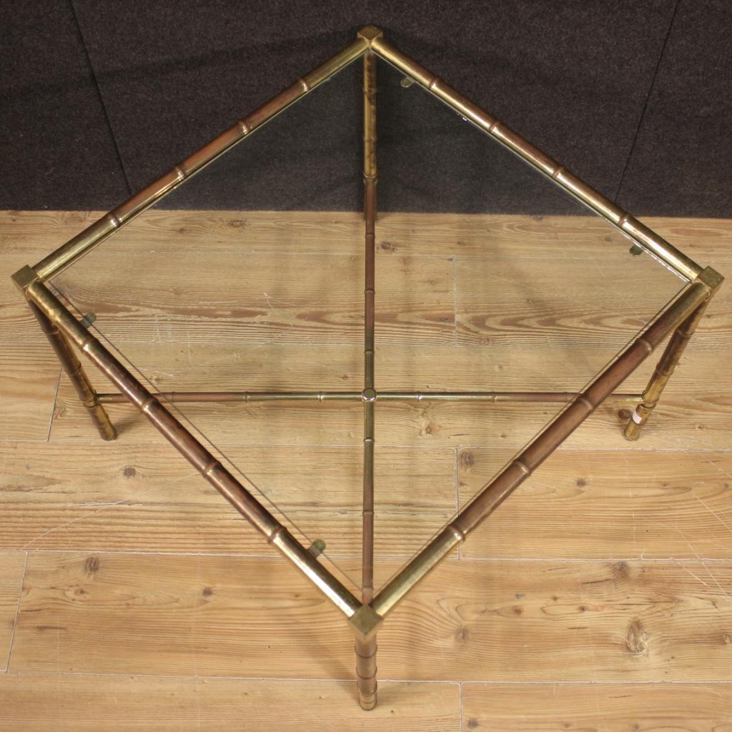 table basse moderne française du 20e siècle en laiton doré avec plateau en verre, 1960 en vente 1