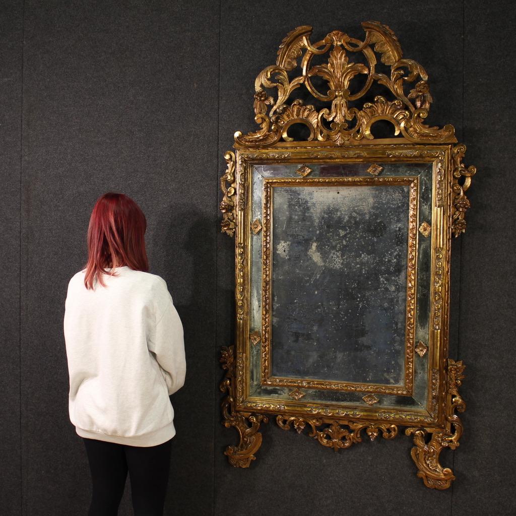 Miroir italien de la première moitié du XXe siècle. Meubles de style Louis XVI richement sculptés et dorés, mobilier fabuleux. Miroir idéal pour accompagner une commode, une table pliante ou une cheminée, pour les antiquaires et les décorateurs