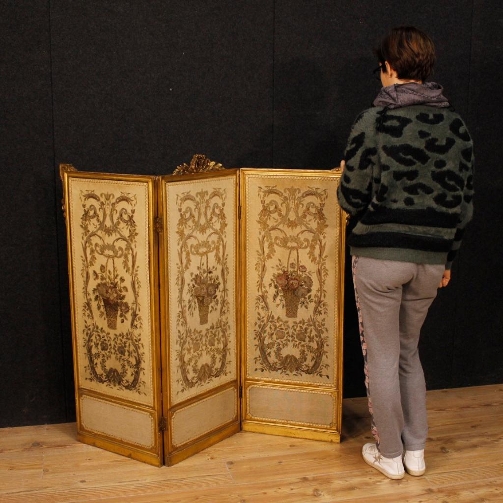 Elegant Italian 20th century screen. Furniture in carved and gilded wood with finely embroidered fabric ornament. Small size screen, of beautiful decoration, that can be easily placed in different parts of the house. It is in good condition with