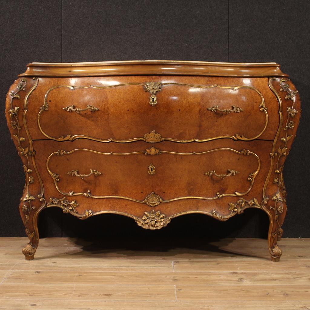 Fabulous 20th century Venetian dresser. Moving and rounded furniture, carved and gilded with floral decorations in relief of excellent quality. Chest of drawers in walnut, burl, cherry, gilded wood and fruitwood. Chest of drawers with built-in