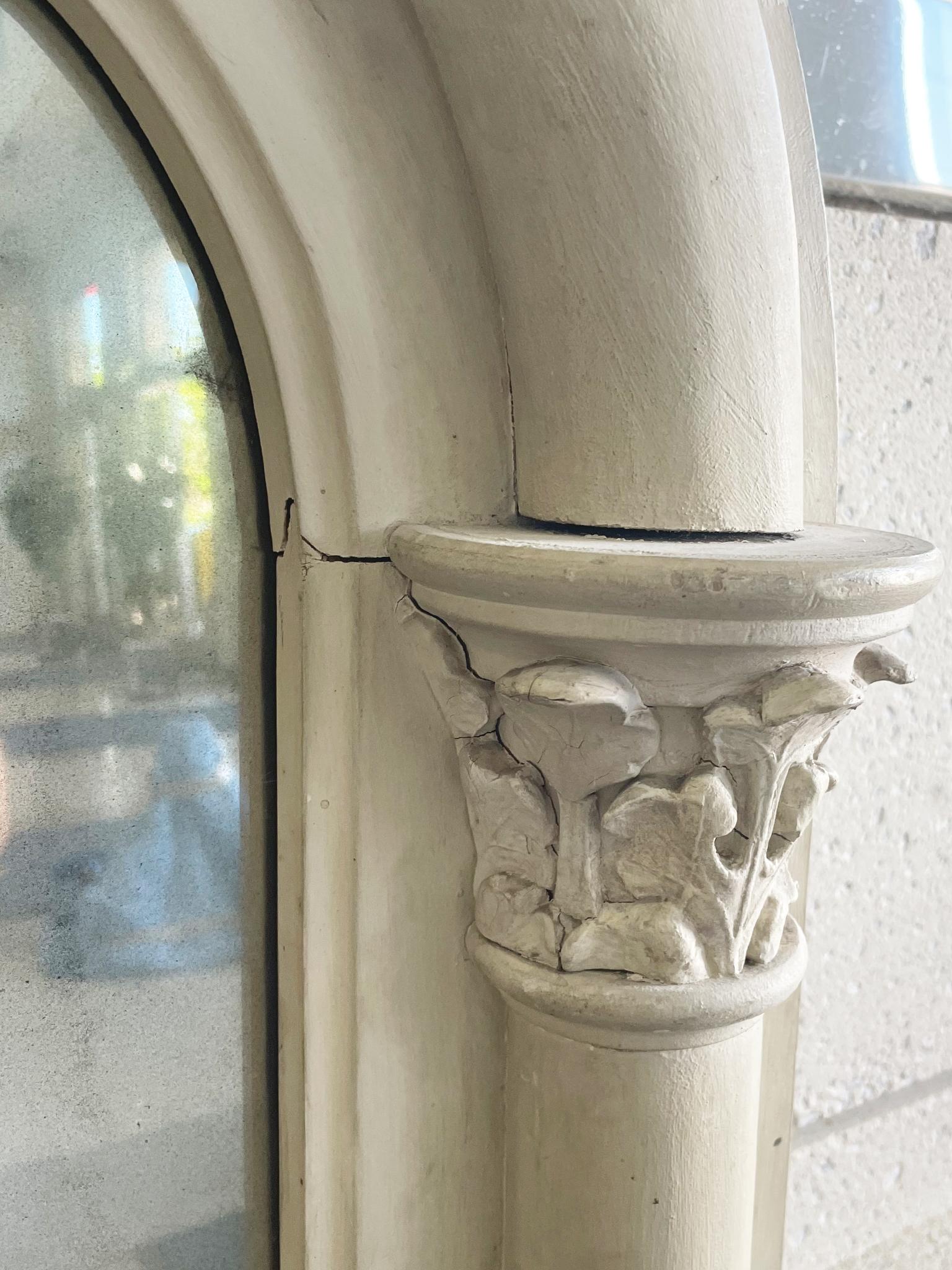 Miroir mural de style néo-gothique du XXe siècle en vente 1