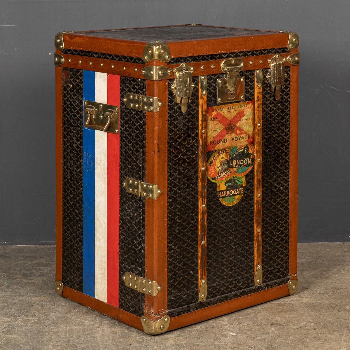 Antique 20th Century Goyard steamer trunk with drawers, the chest opens from the top and front, a perfect steamer trunk with original felt lined top tray and canvas lined drawers along with a hat tray. This trunk is in the classic Goyard chevron