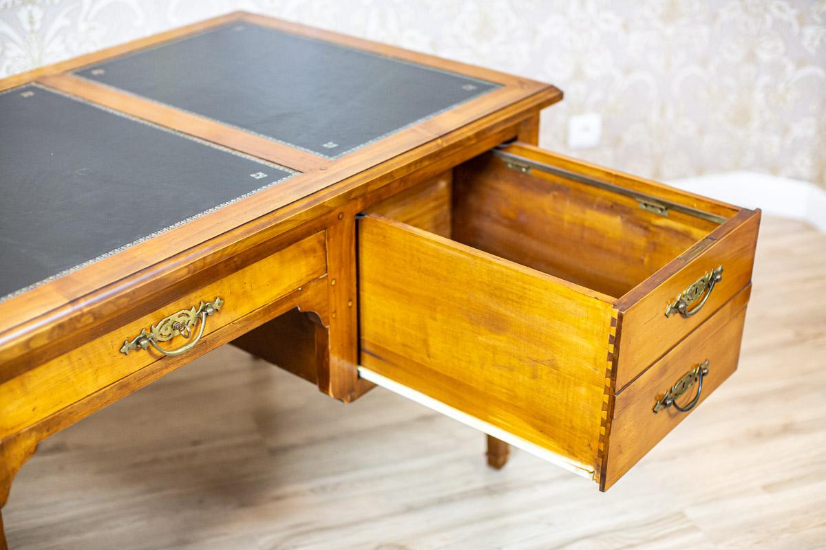 Scrivania prebellica in frassino del XX secolo con inserti in ottone in vendita 2
