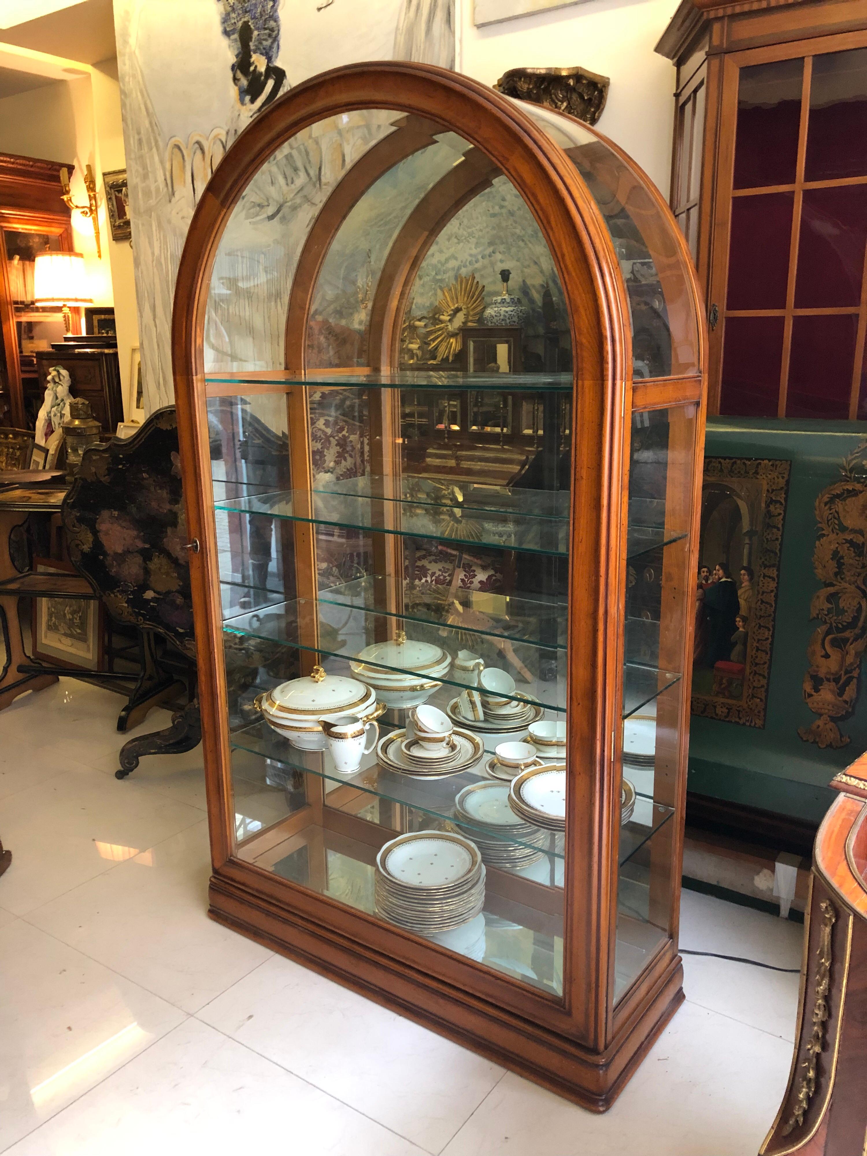 Große Vitrine im viktorianischen Stil mit Mahagoni-Rahmen, Glasseiten und gewölbter Glasplatte. Es gibt drei verstellbare Glasböden und eine Spiegelrückwand. Die Eingangstür ist mit Originalschlüssel und es gibt Licht im Inneren. Sehr guter