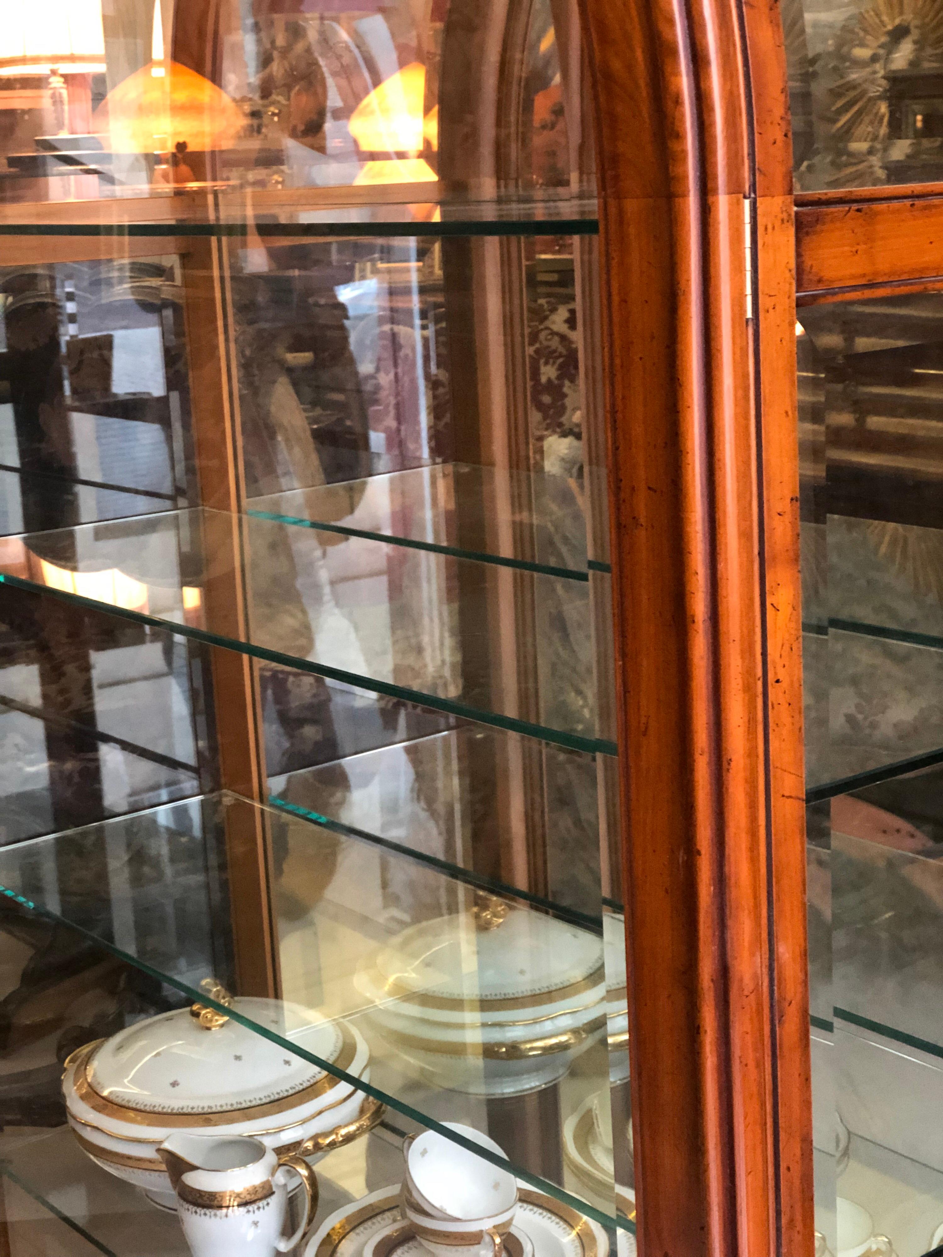 Grand Demilune Mahagoni-Vitrinenschrank oder Vitrine mit Spiegelrücken aus dem 20. Jahrhundert (Viktorianisch) im Angebot