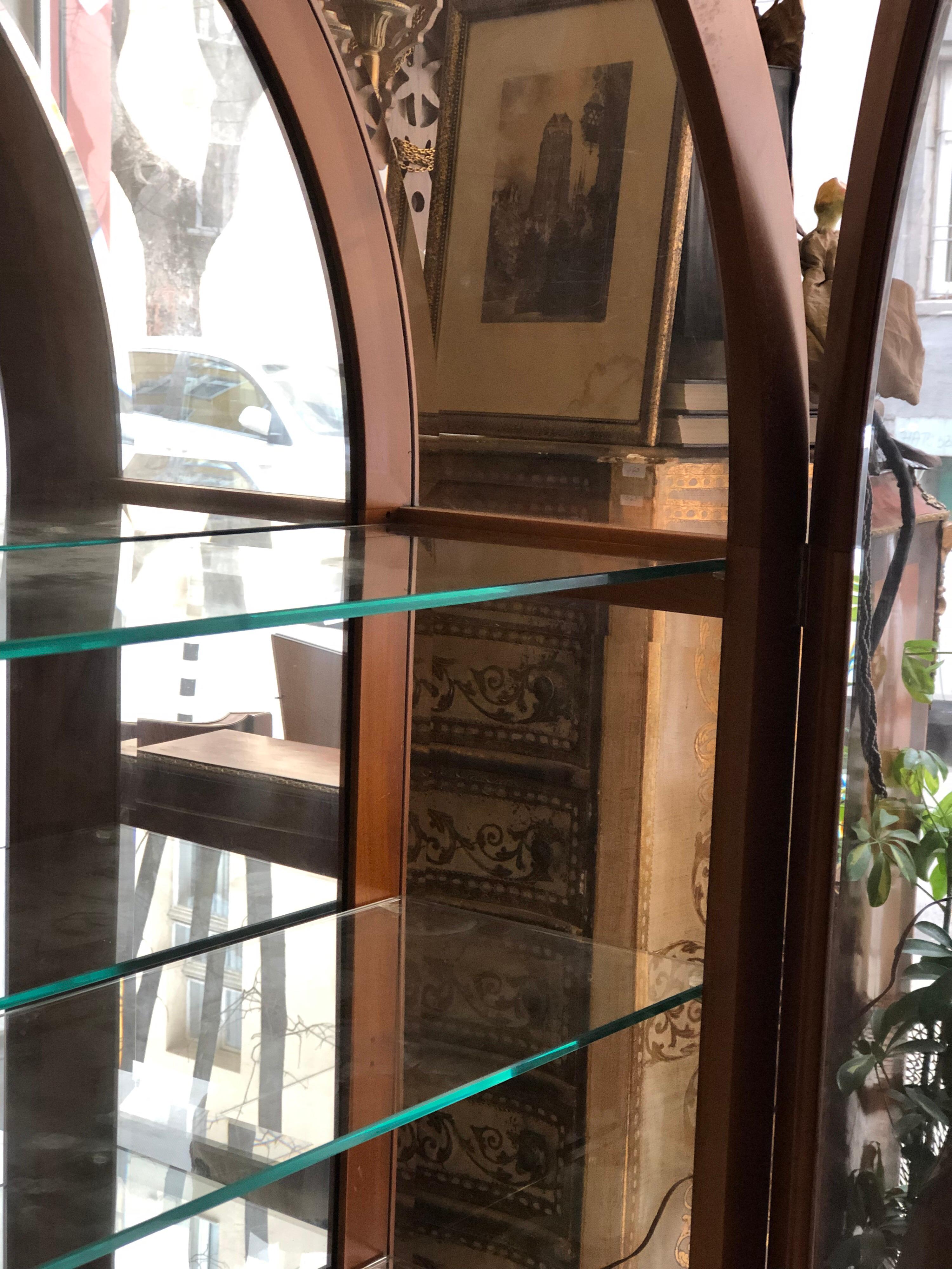 Anglais Vitrine ou grand meuble de rangement en acajou demi-lune du 20ème siècle avec dos en miroir en vente