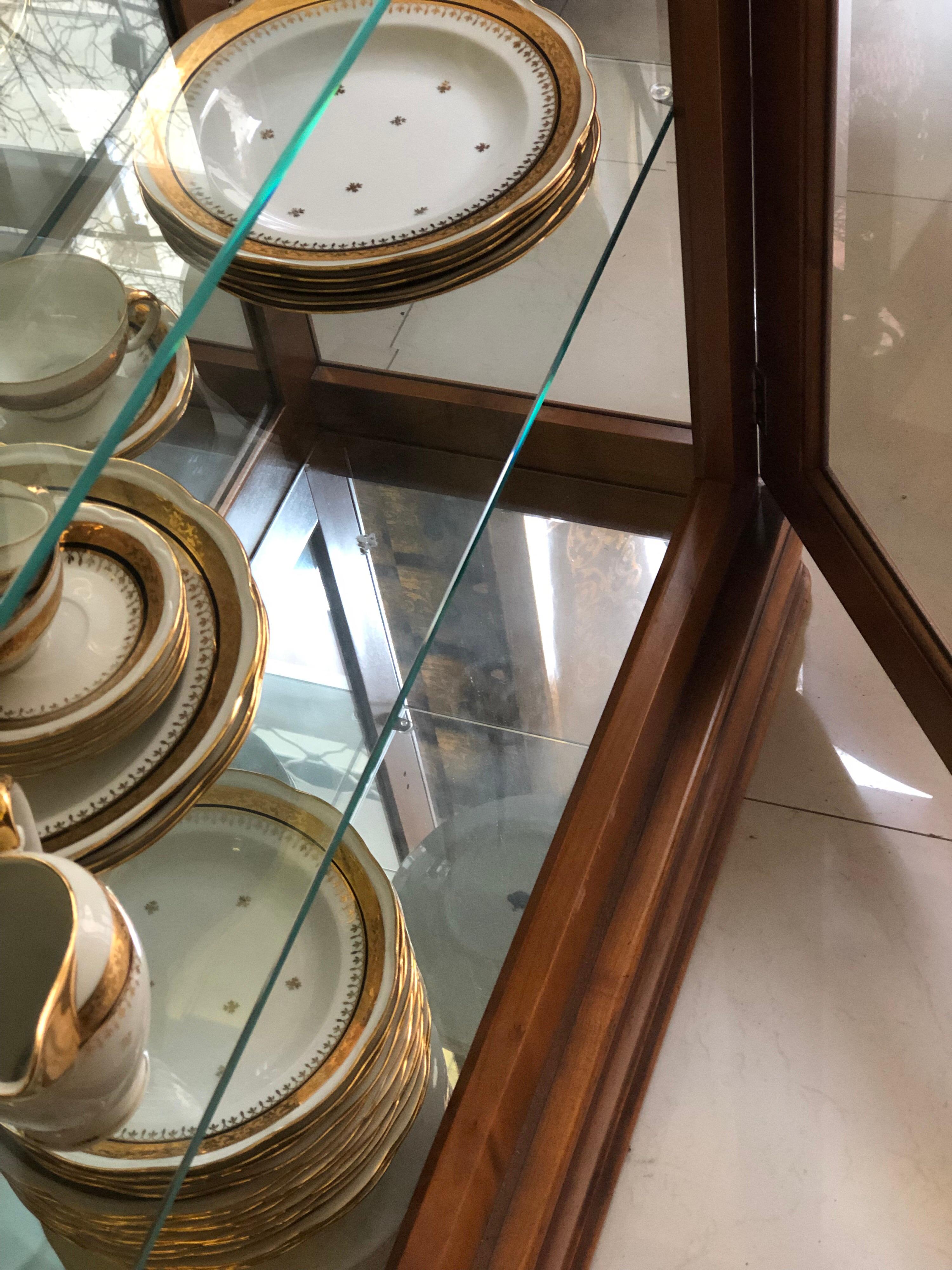 20ième siècle Vitrine ou grand meuble de rangement en acajou demi-lune du 20ème siècle avec dos en miroir en vente
