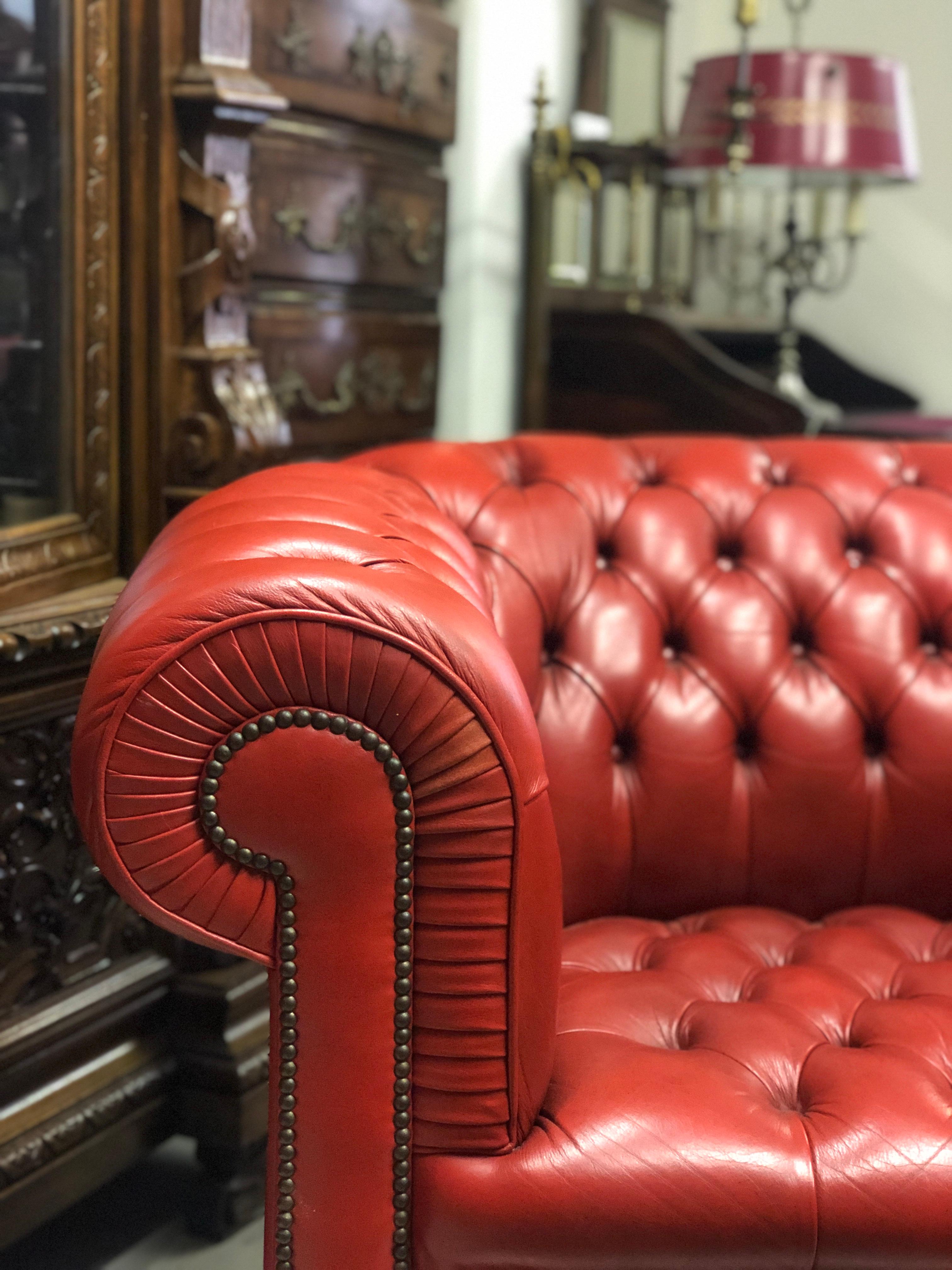 English 20th Century Grand Red Leather Chesterfield Oval Canapé, England