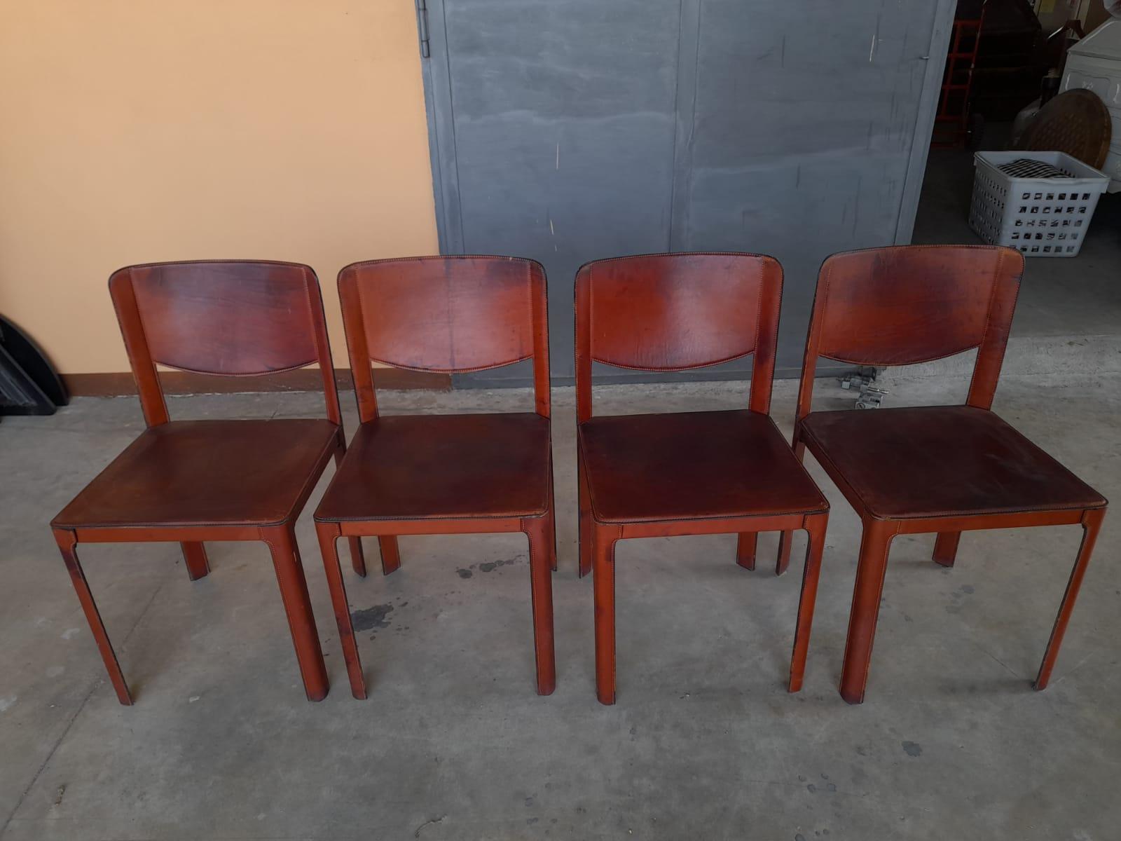 Ensemble de quatre chaises vintage de Matteo Grassi, en cuir rouge foncé.
En provenance d'Italie de la période des années 1990.
Elle présente de légères éraflures et une usure due à une utilisation antérieure, mais reste en bon état. Pas de dégâts