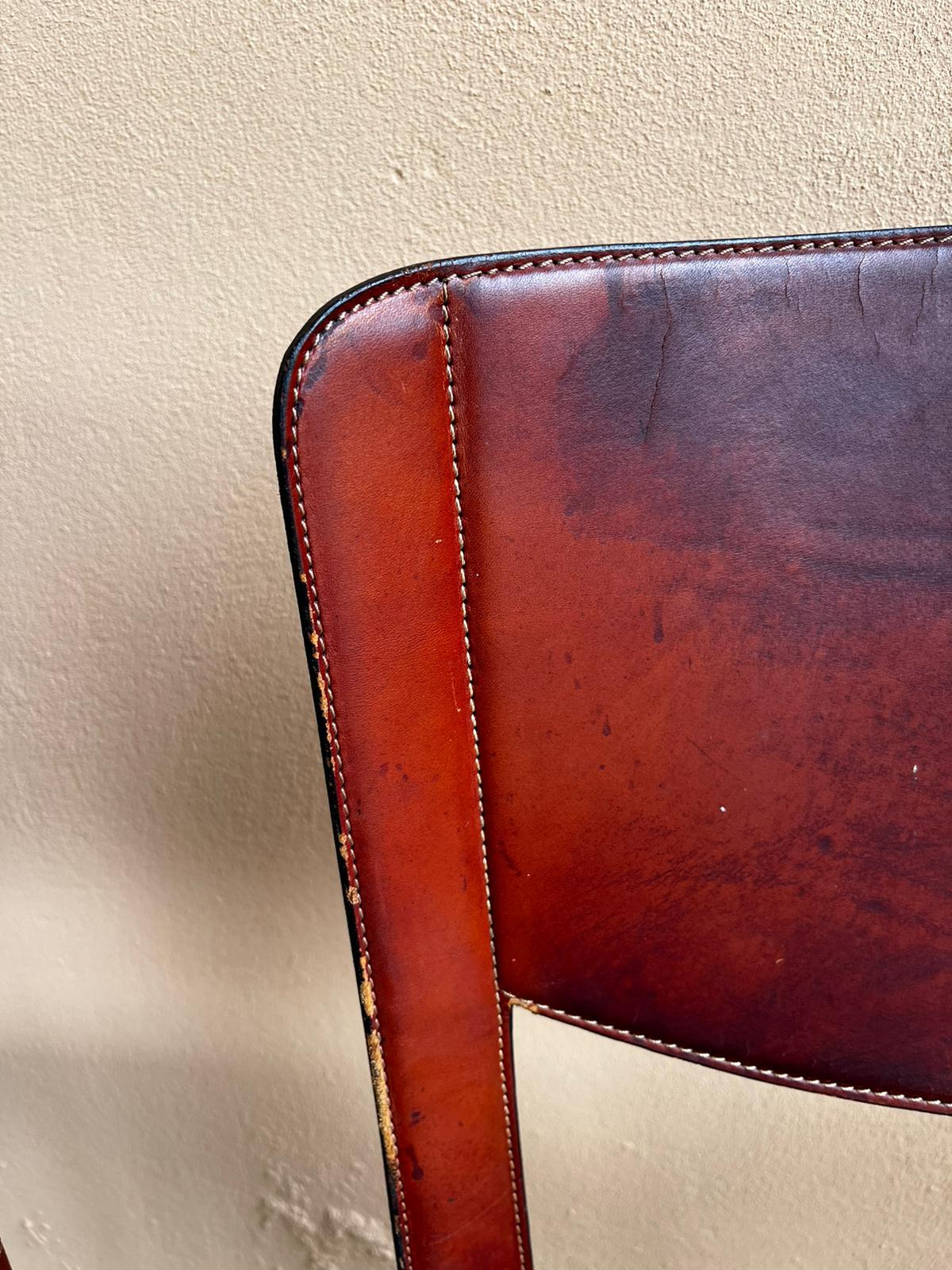 20ème siècle Grassi Chaises en cuir rouge Lot de 4 en vente 1