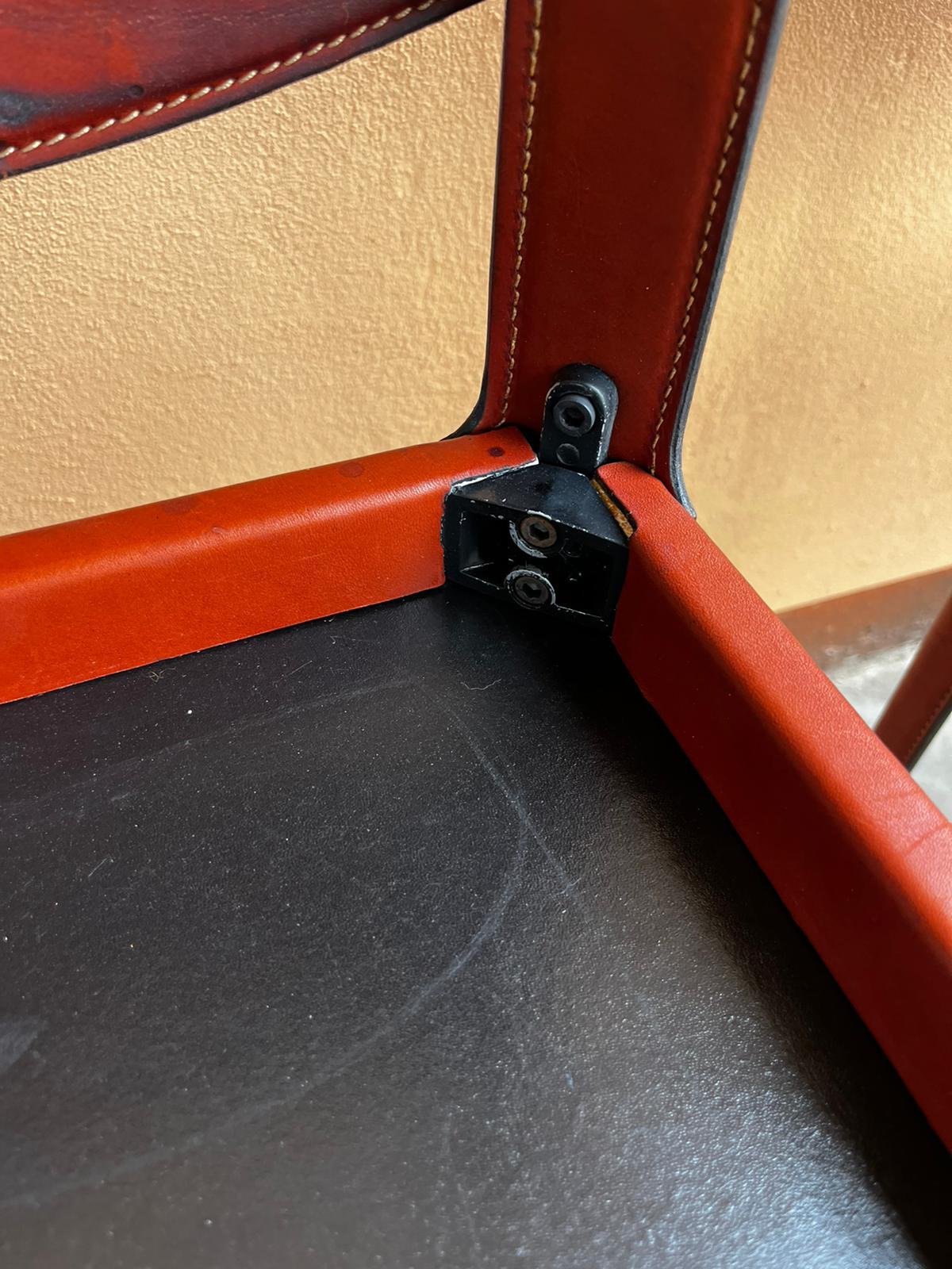 20ème siècle Grassi Chaises en cuir rouge Lot de 4 en vente 3
