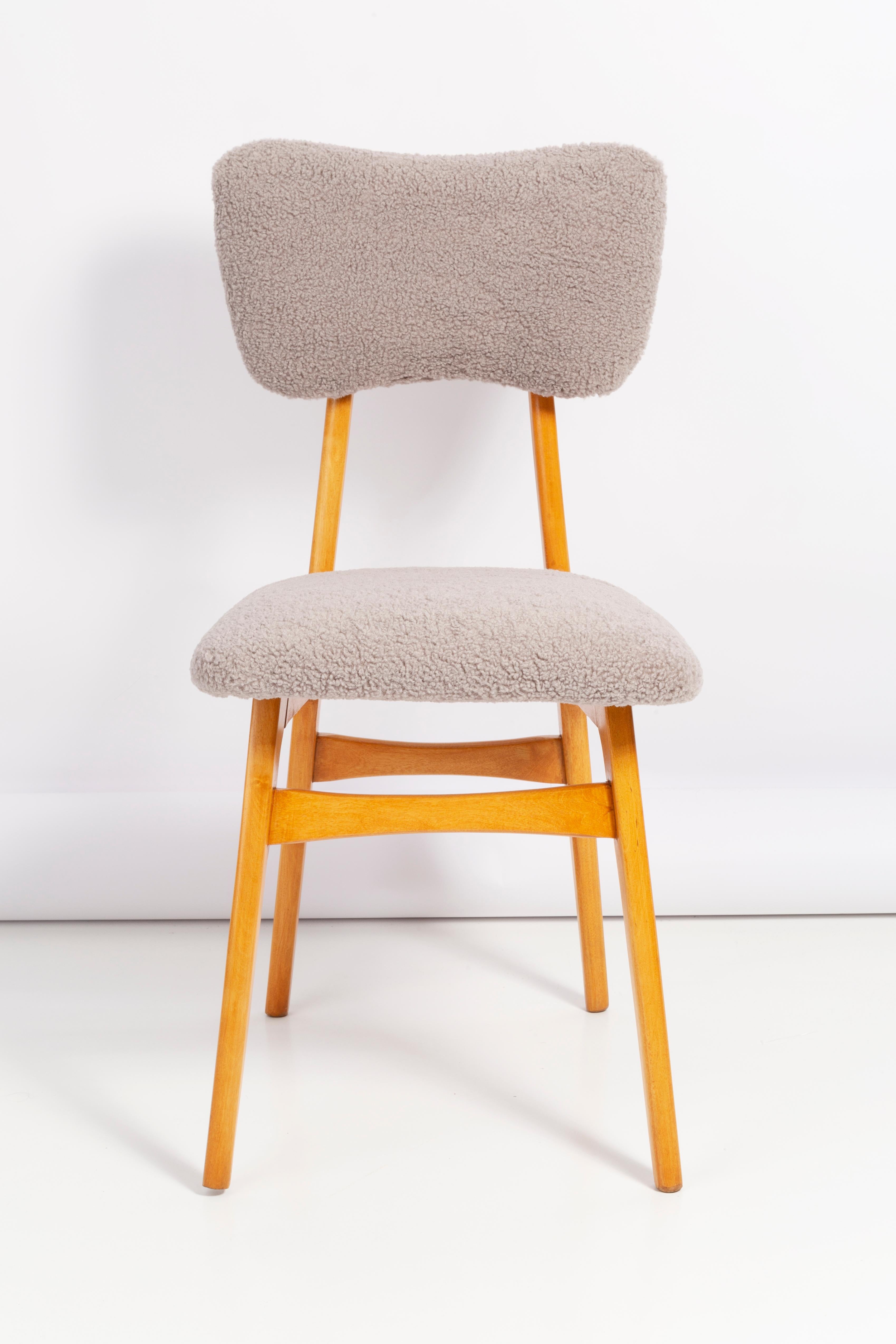 Chaise conçue par le professeur Rajmund Halas. Fabriqué en bois de hêtre. Le fauteuil a subi une rénovation complète de la tapisserie et les boiseries ont été rafraîchies. L'assise et le dossier sont habillés d'un tissu bouclé gris, durable et