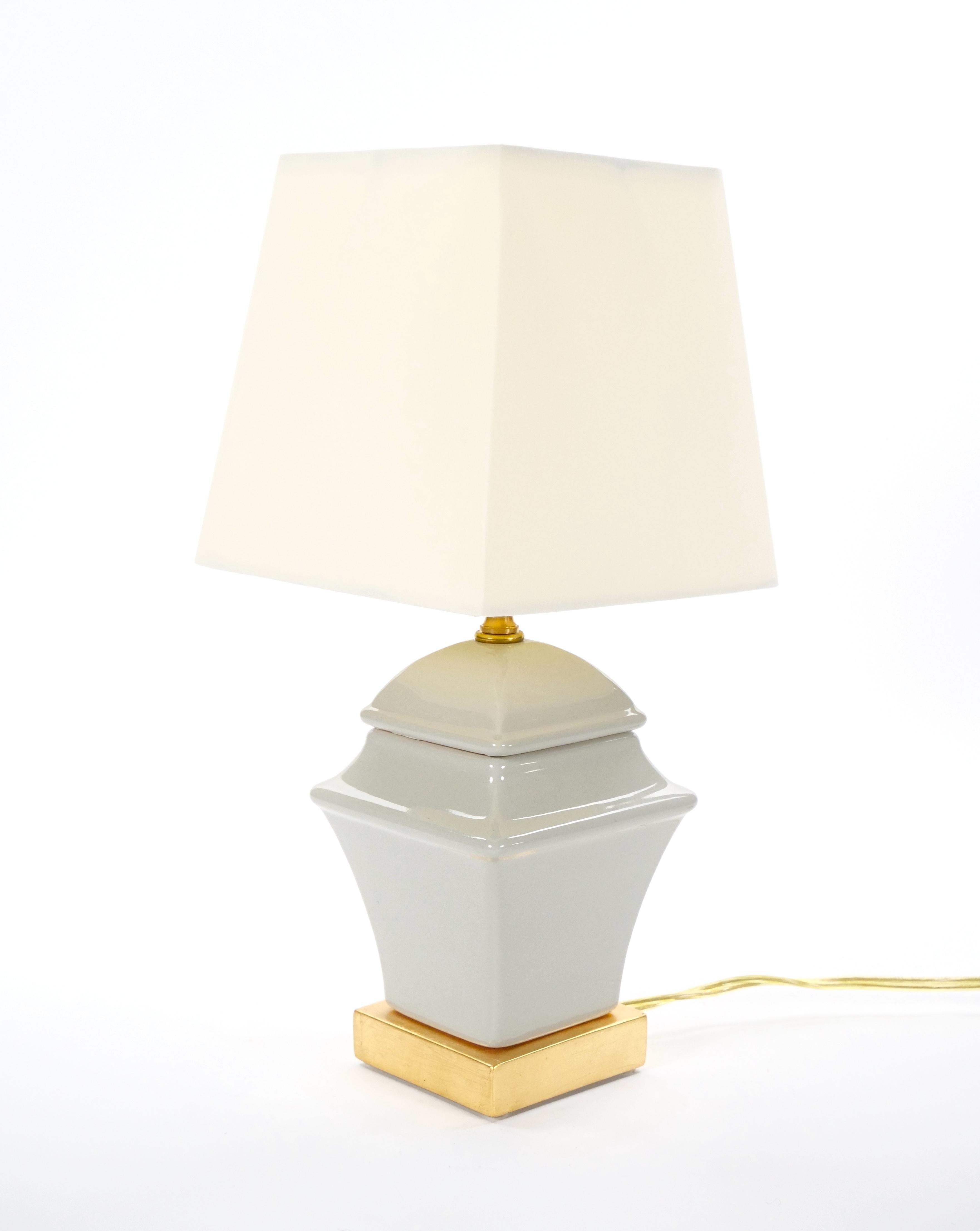 Petite table du 20ème siècle en porcelaine grise irisée/bois peint en or doré en vente 3