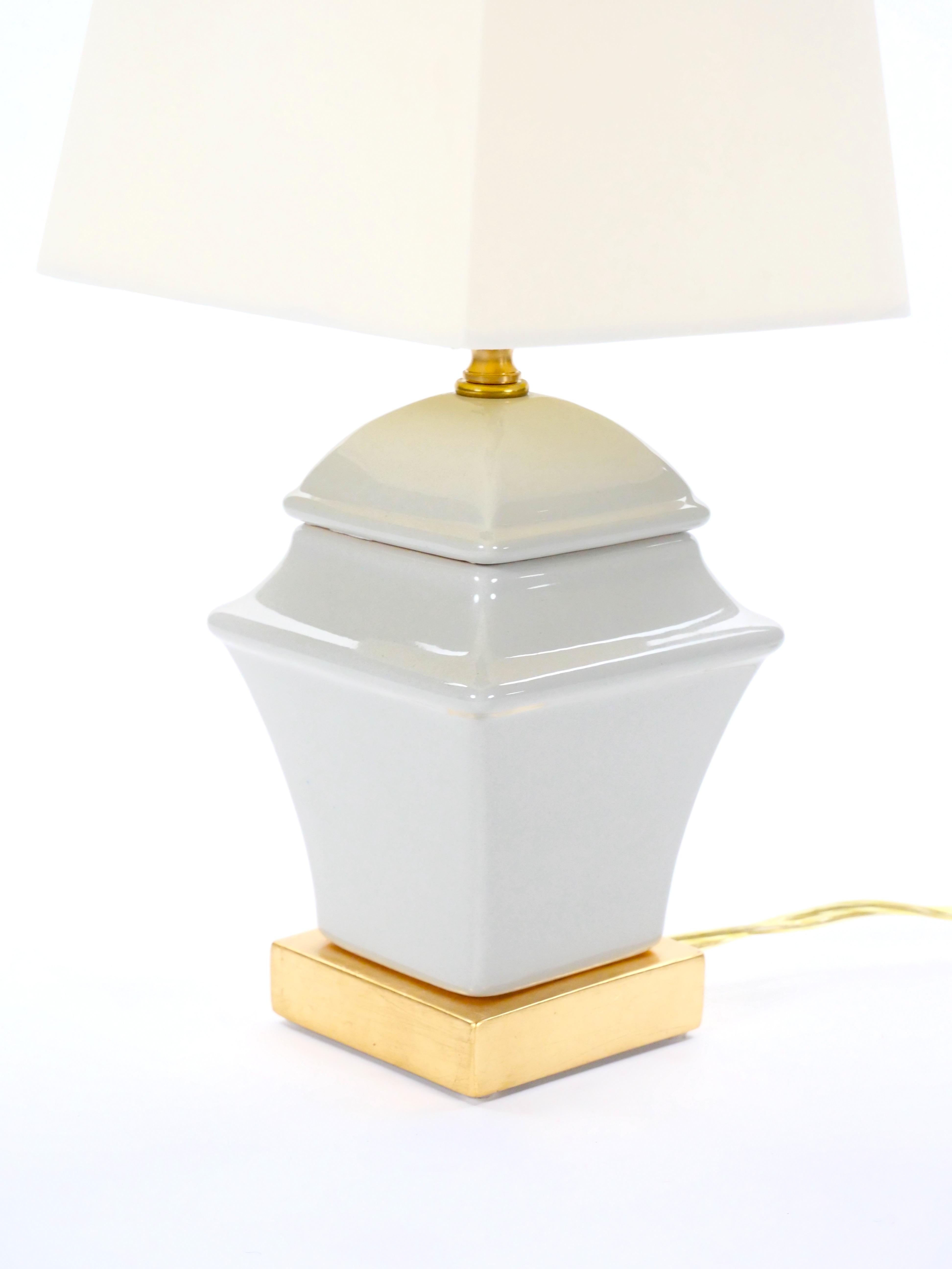 Petite table du 20ème siècle en porcelaine grise irisée/bois peint en or doré en vente 4