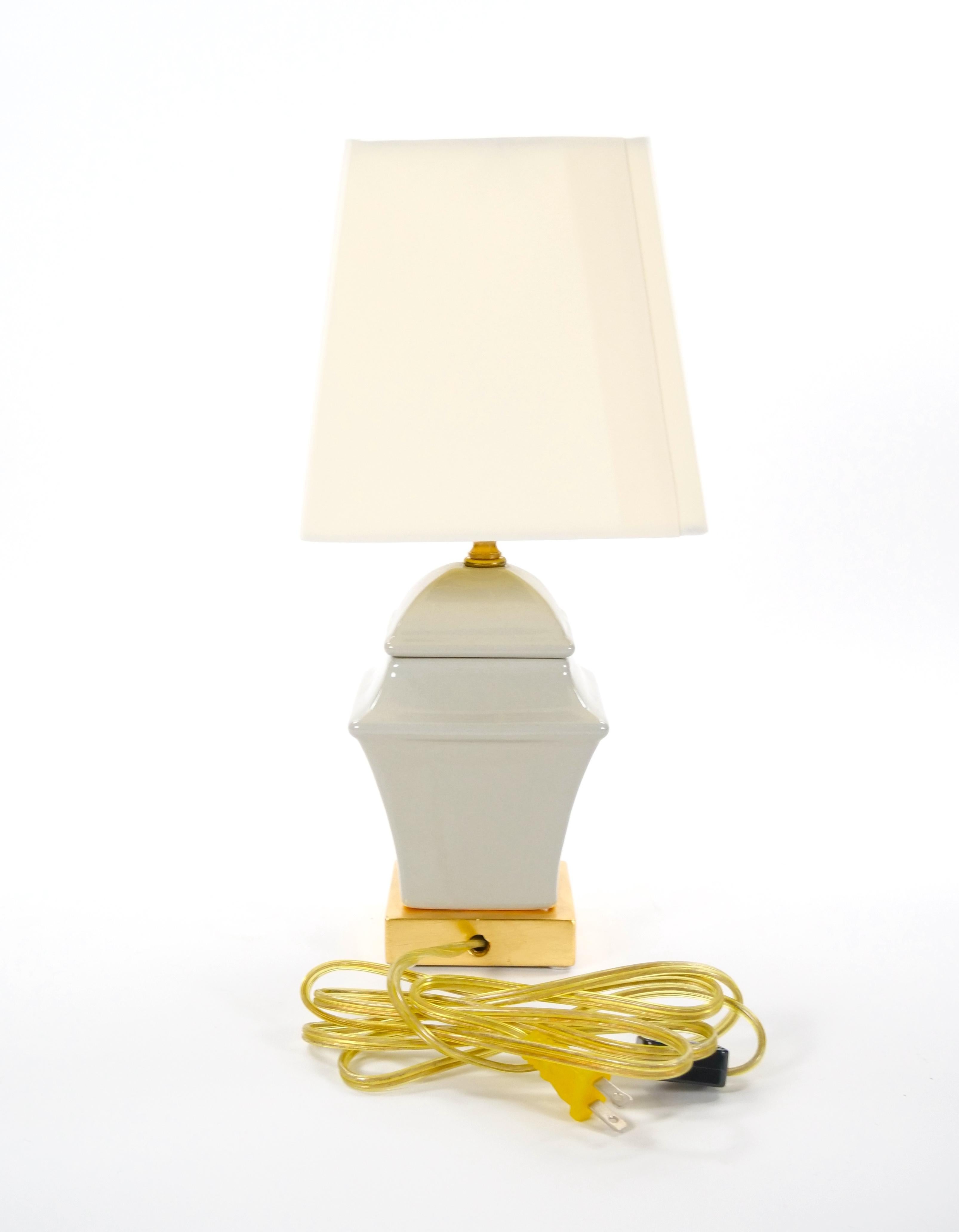 Petite table du 20ème siècle en porcelaine grise irisée/bois peint en or doré en vente 5