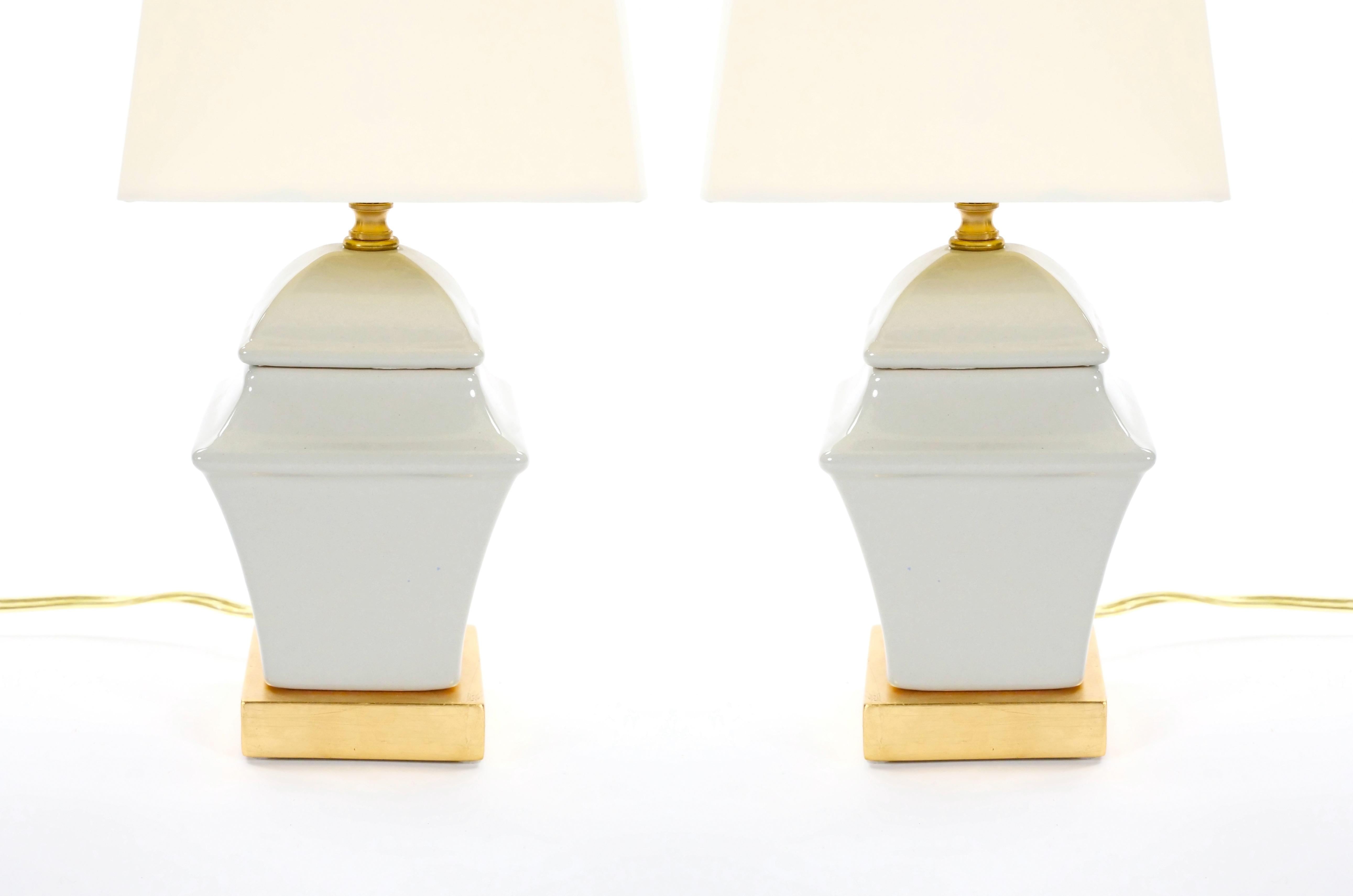 Petite table du 20ème siècle en porcelaine grise irisée/bois peint en or doré Bon état - En vente à Tarry Town, NY