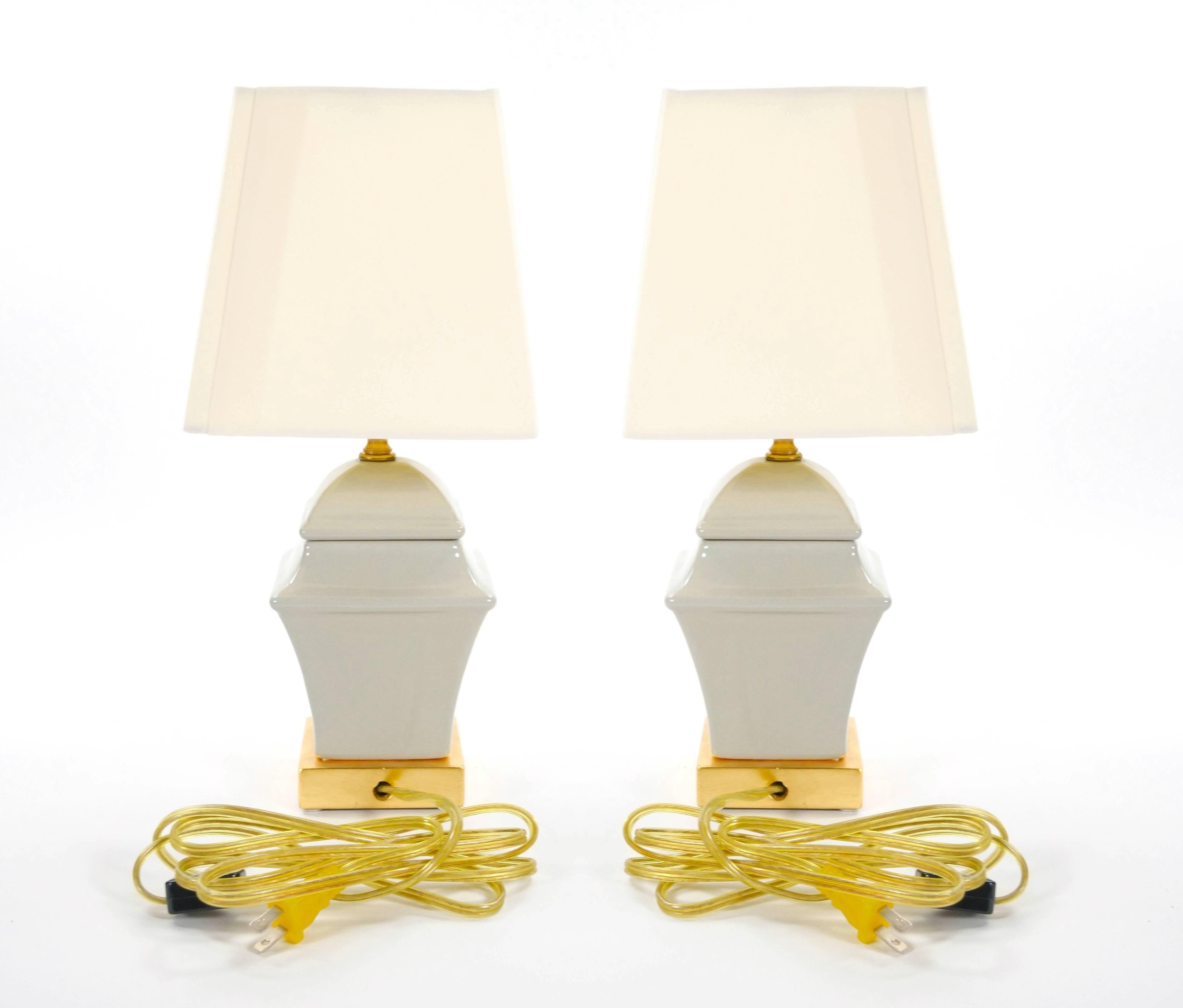 20ième siècle Petite table du 20ème siècle en porcelaine grise irisée/bois peint en or doré en vente