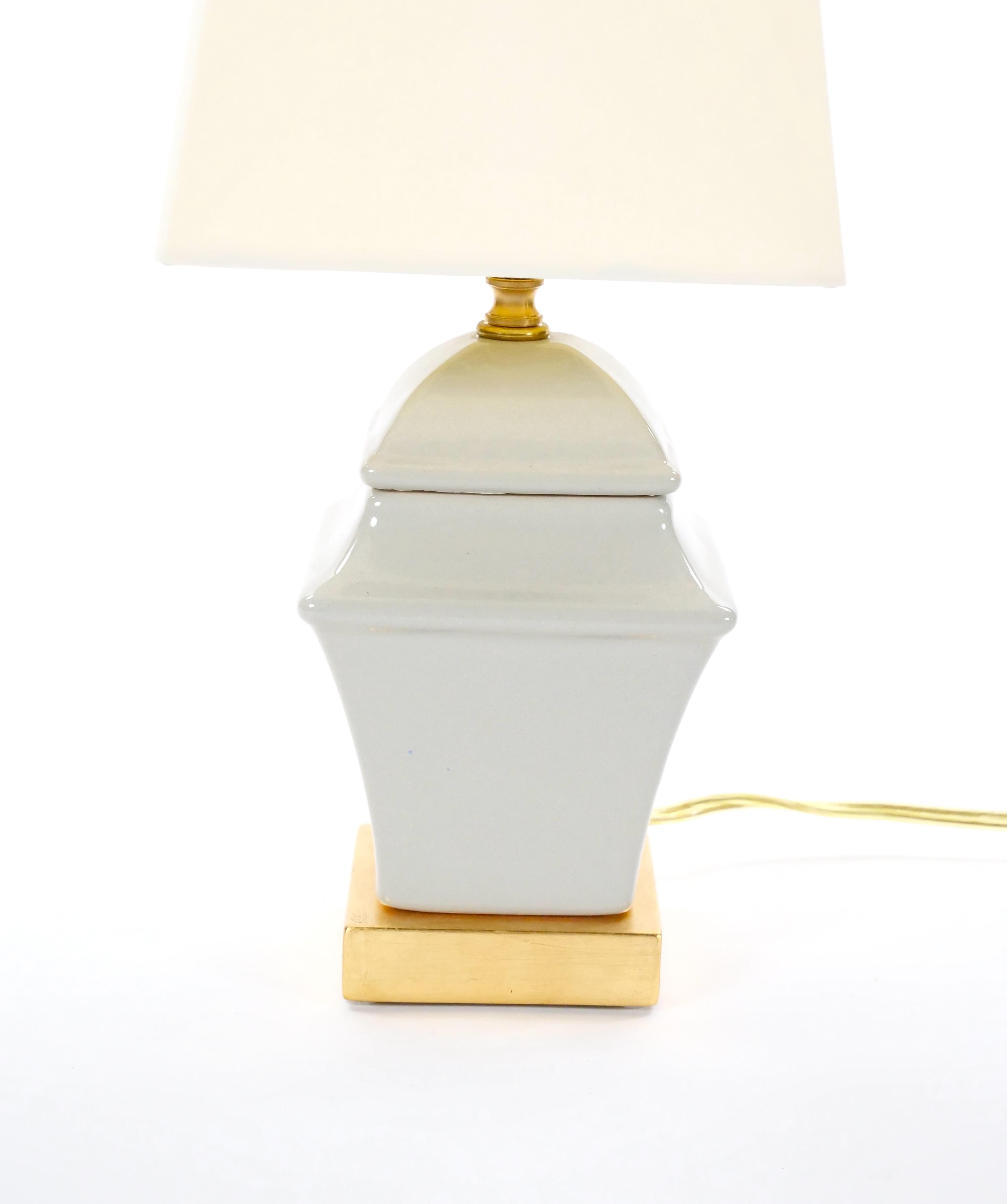 Petite table du 20ème siècle en porcelaine grise irisée/bois peint en or doré en vente 1
