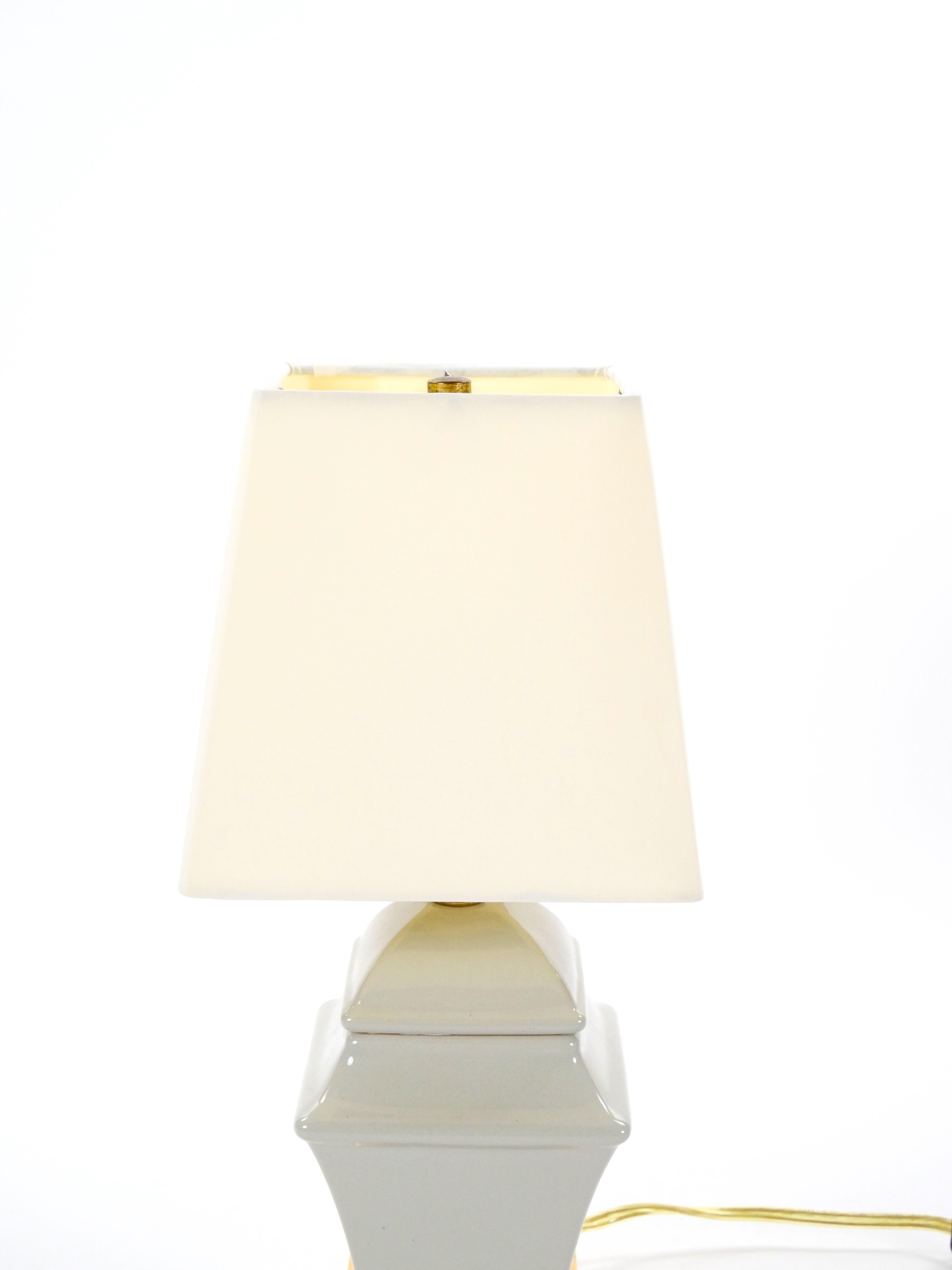 Petite table du 20ème siècle en porcelaine grise irisée/bois peint en or doré en vente 2