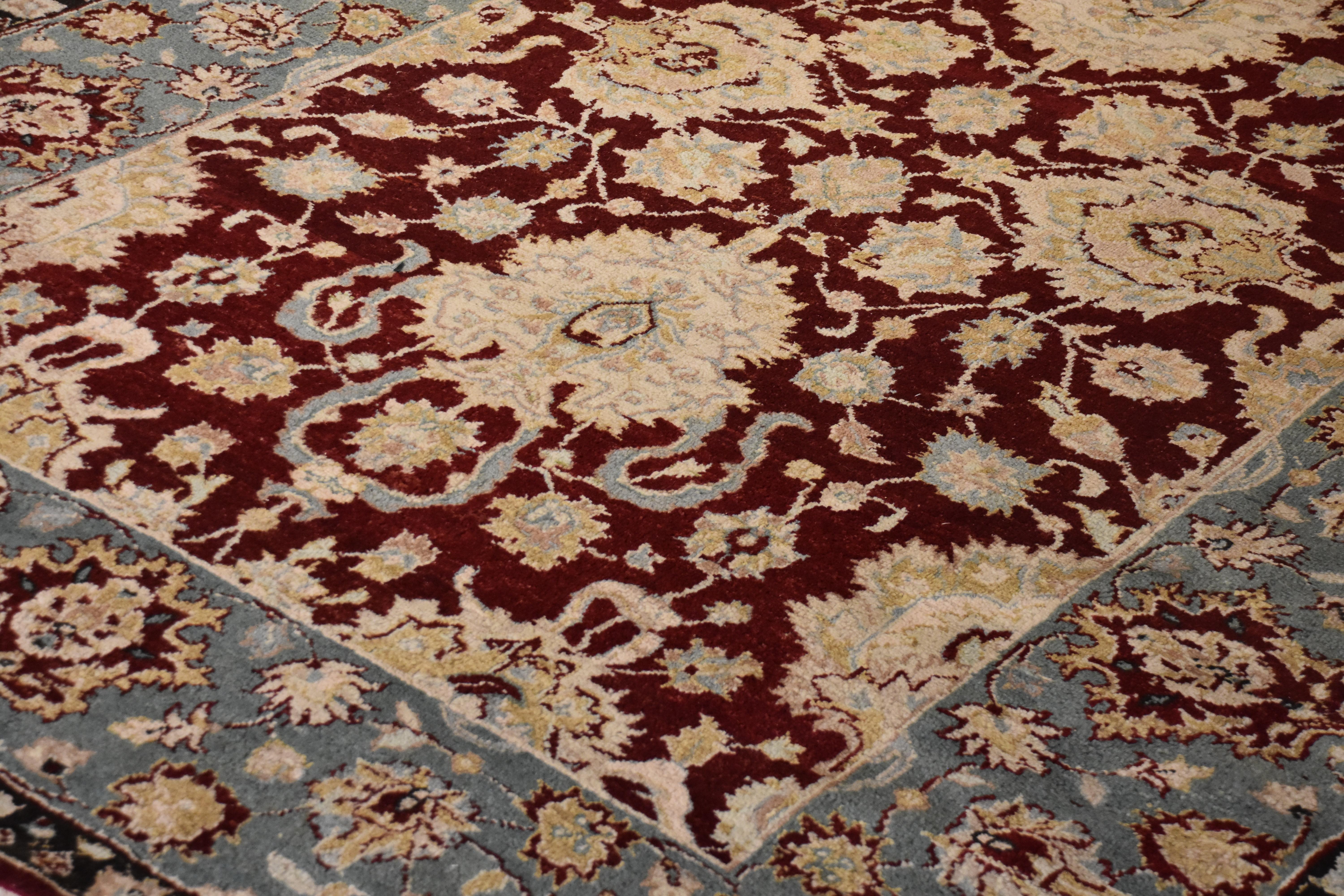 Agra-indischer Floreal-Teppich aus Wolle des 20. Jahrhunderts in Grün und Rubinrot, um 1900 (Indisch) im Angebot