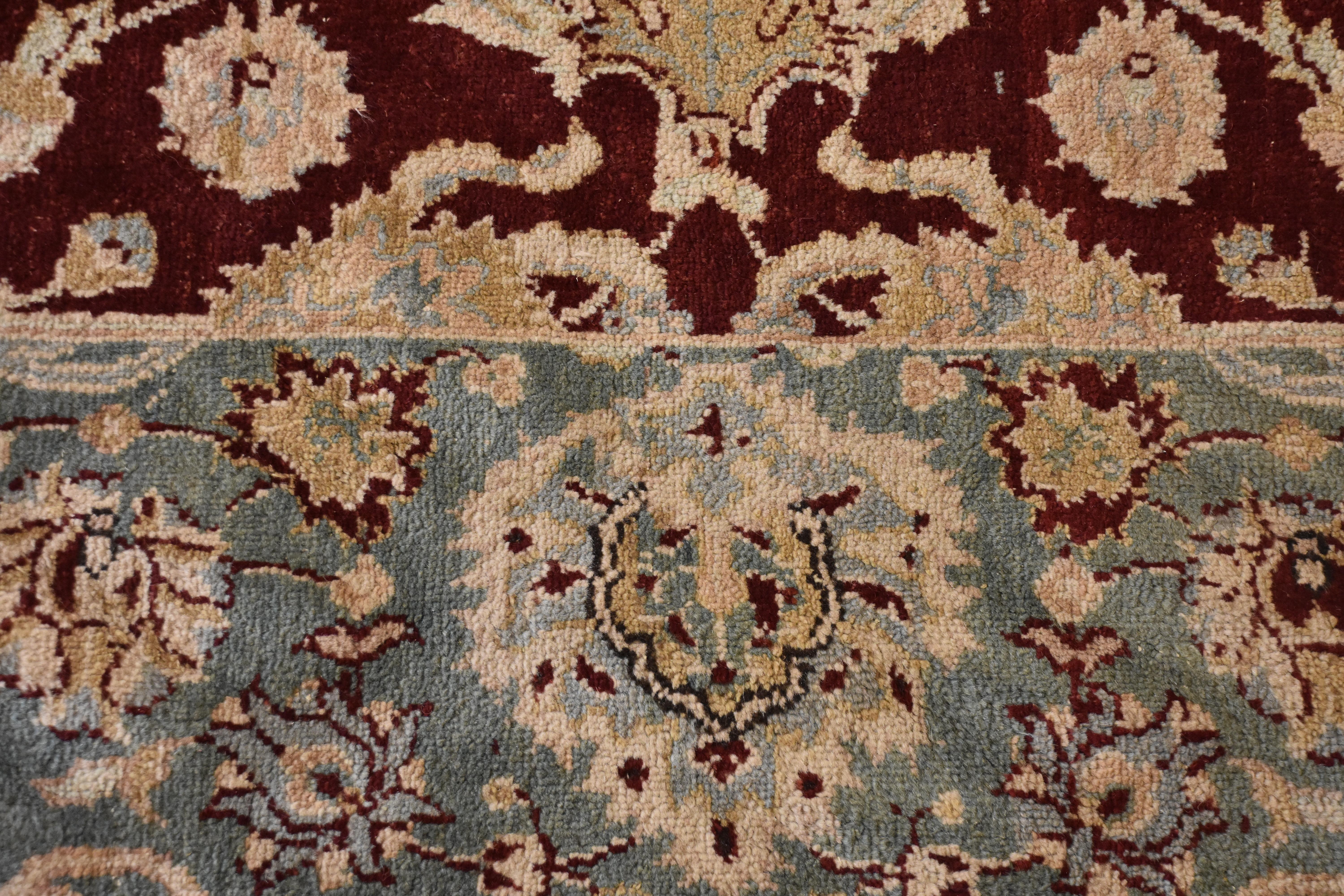 Agra-indischer Floreal-Teppich aus Wolle des 20. Jahrhunderts in Grün und Rubinrot, um 1900 im Zustand „Gut“ im Angebot in Firenze, IT