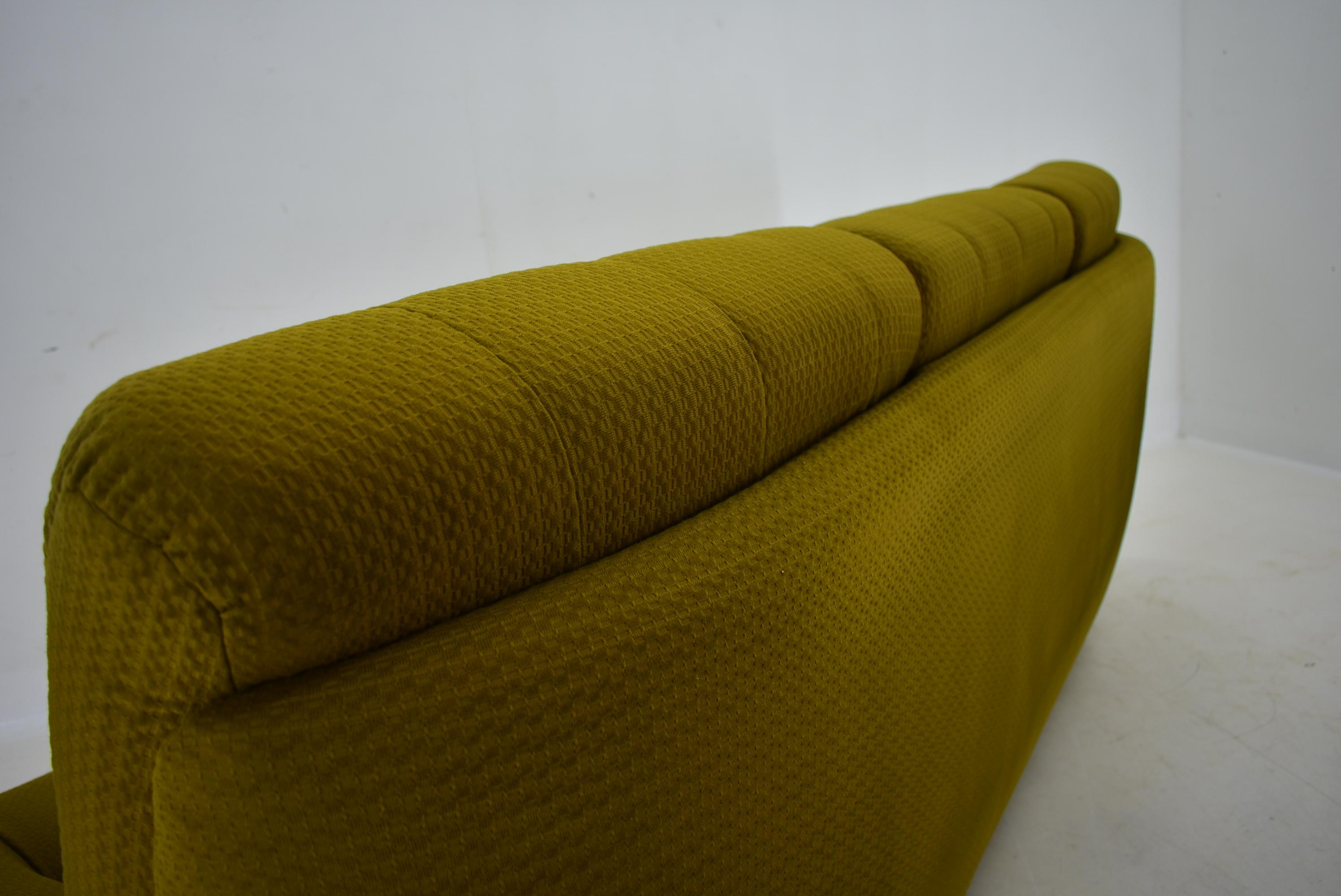 20th Century , Green  Atlantis Three seats Sofa, 1960s For Sale 4