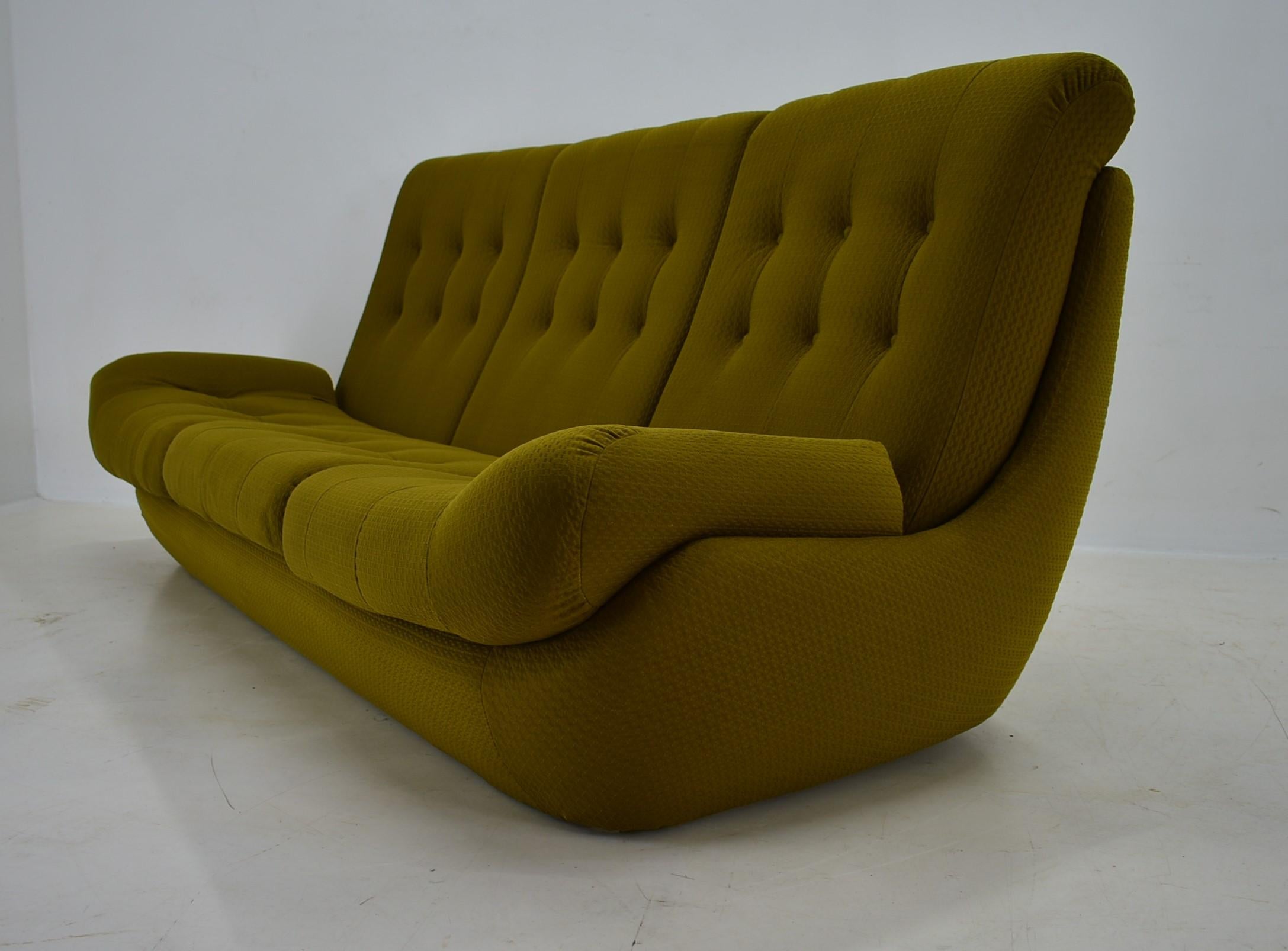 Atlantis sofa from the 1960s, produced in Czech Republic - at the moment they are unique. Due to their dimensions, they perfectly blend in even in small apartments .   Space-saving piece of furniture. We can prepare this sofa with two armchairs as a