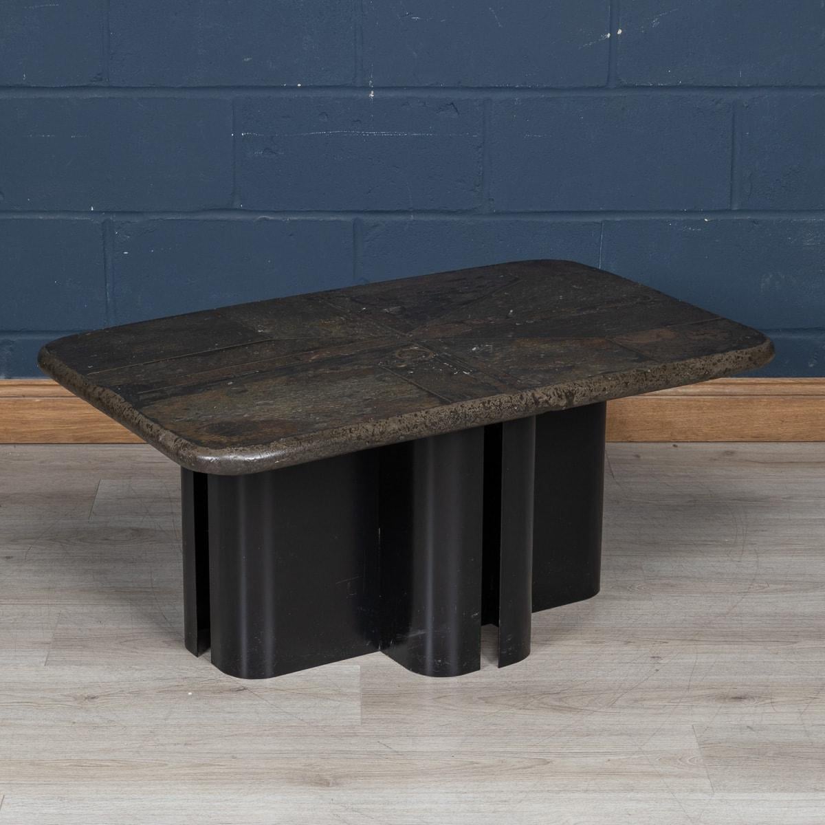 Une magnifique table basse brutaliste de forme rectangulaire, conçue et fabriquée par Marcus Kingma, aux Pays-Bas, en 1992. Le lourd plateau en béton vert foncé repose sur deux socles en métal laqué brun. L'étonnante composition d'ardoise, de