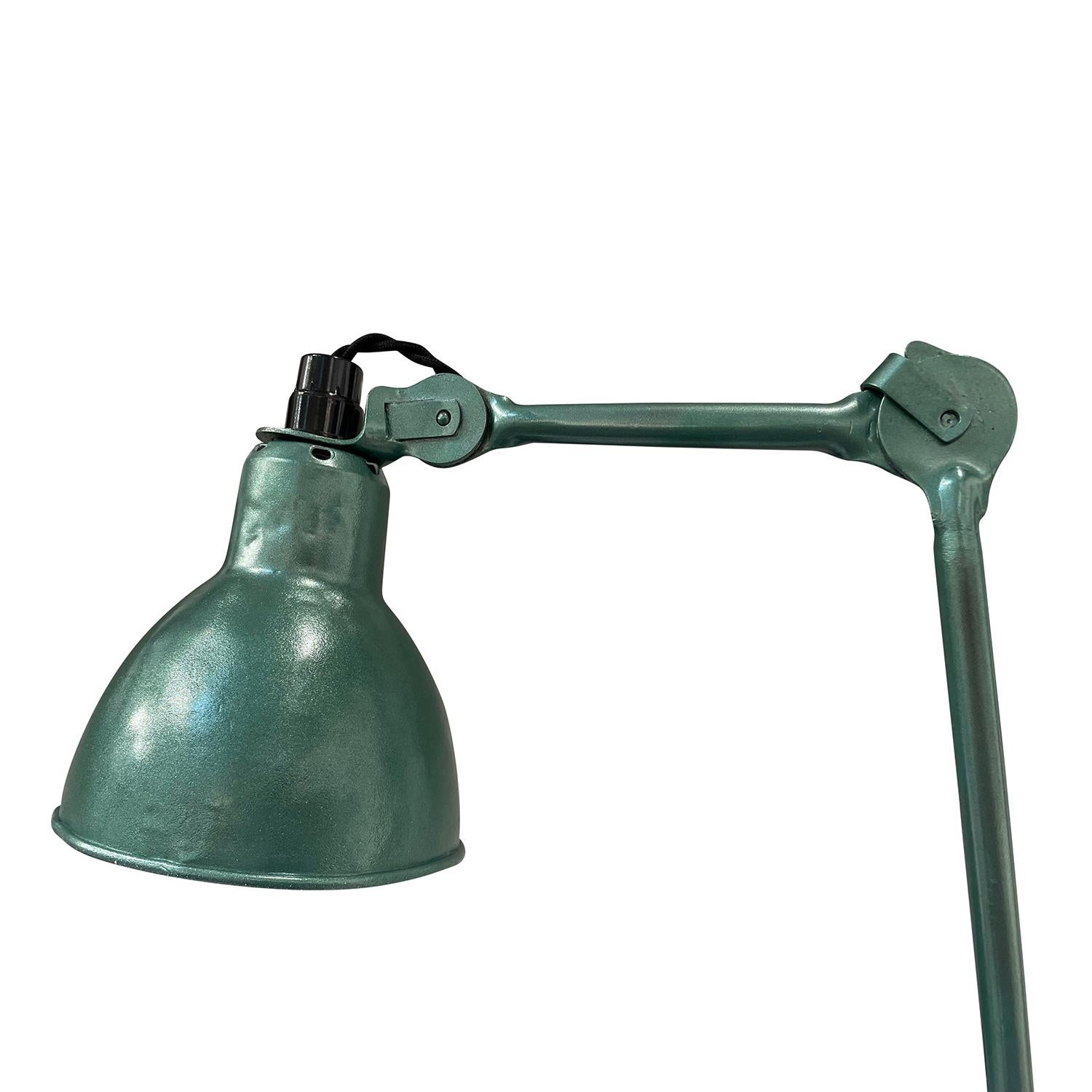 20th Century Green French Industrial Metal Work Lamp - Vintage Office Light In Good Condition For Sale In West Palm Beach, FL