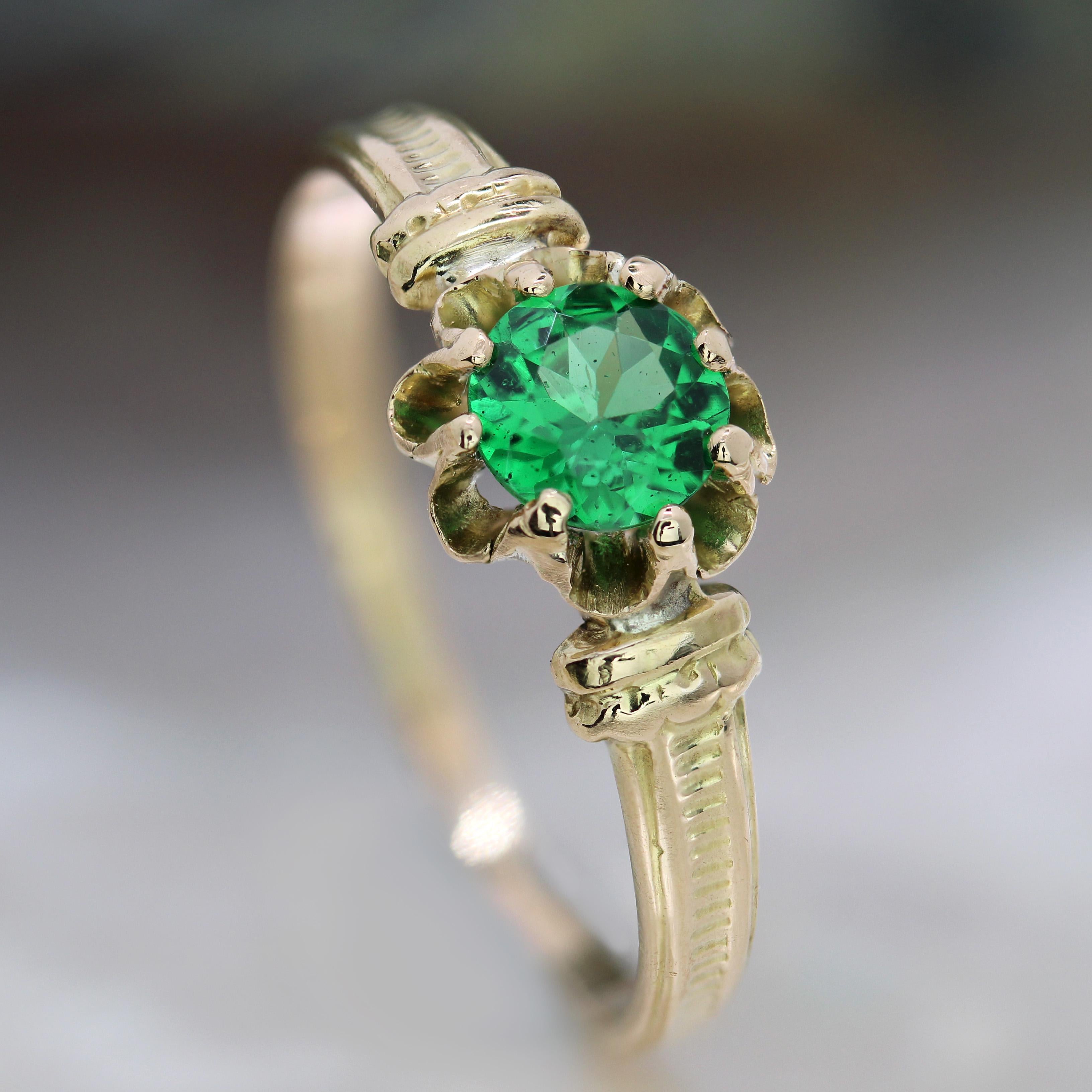 Bague solitaire en or jaune 18 carats au grenat vert du 20e siècle en vente 4