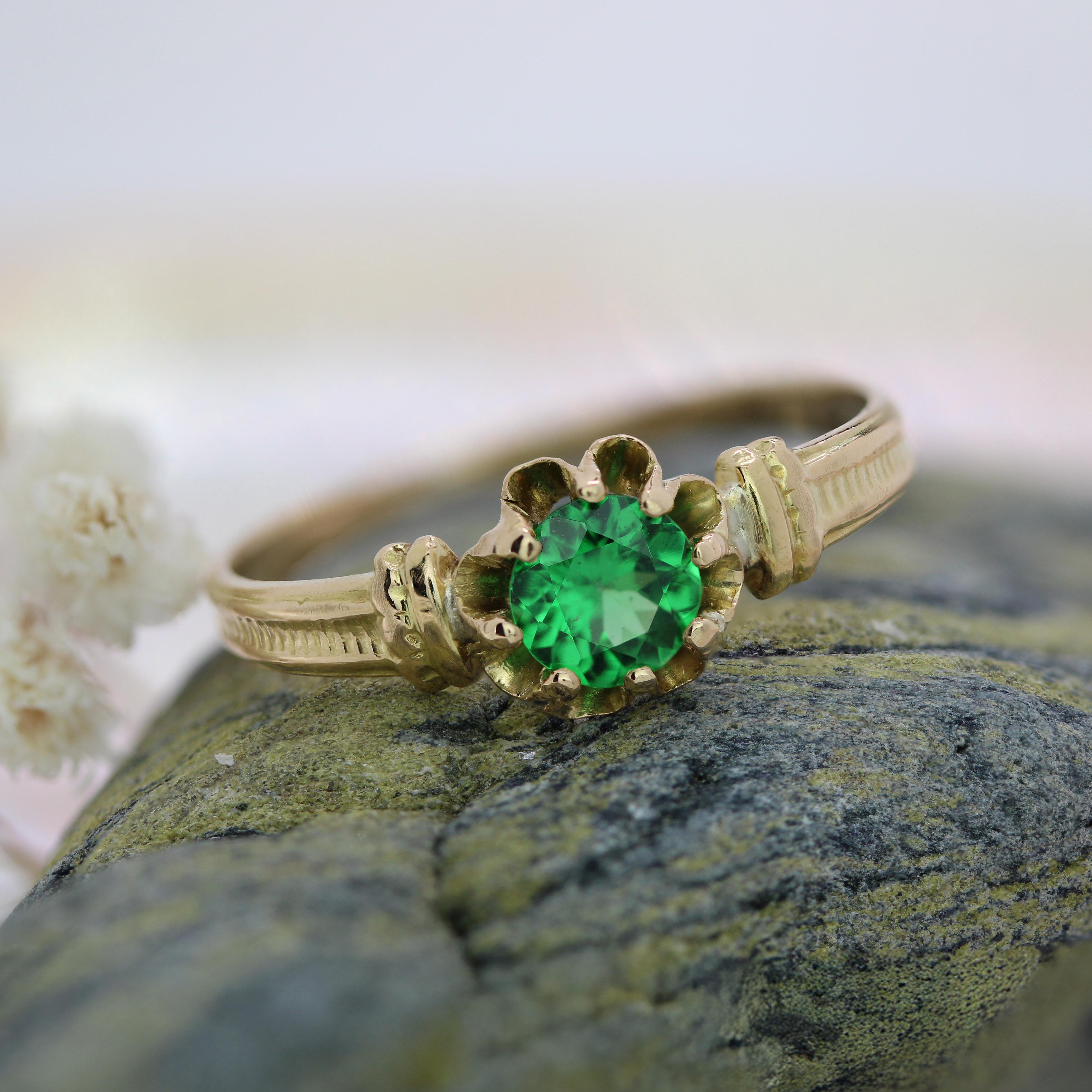 Bague solitaire en or jaune 18 carats au grenat vert du 20e siècle en vente 6