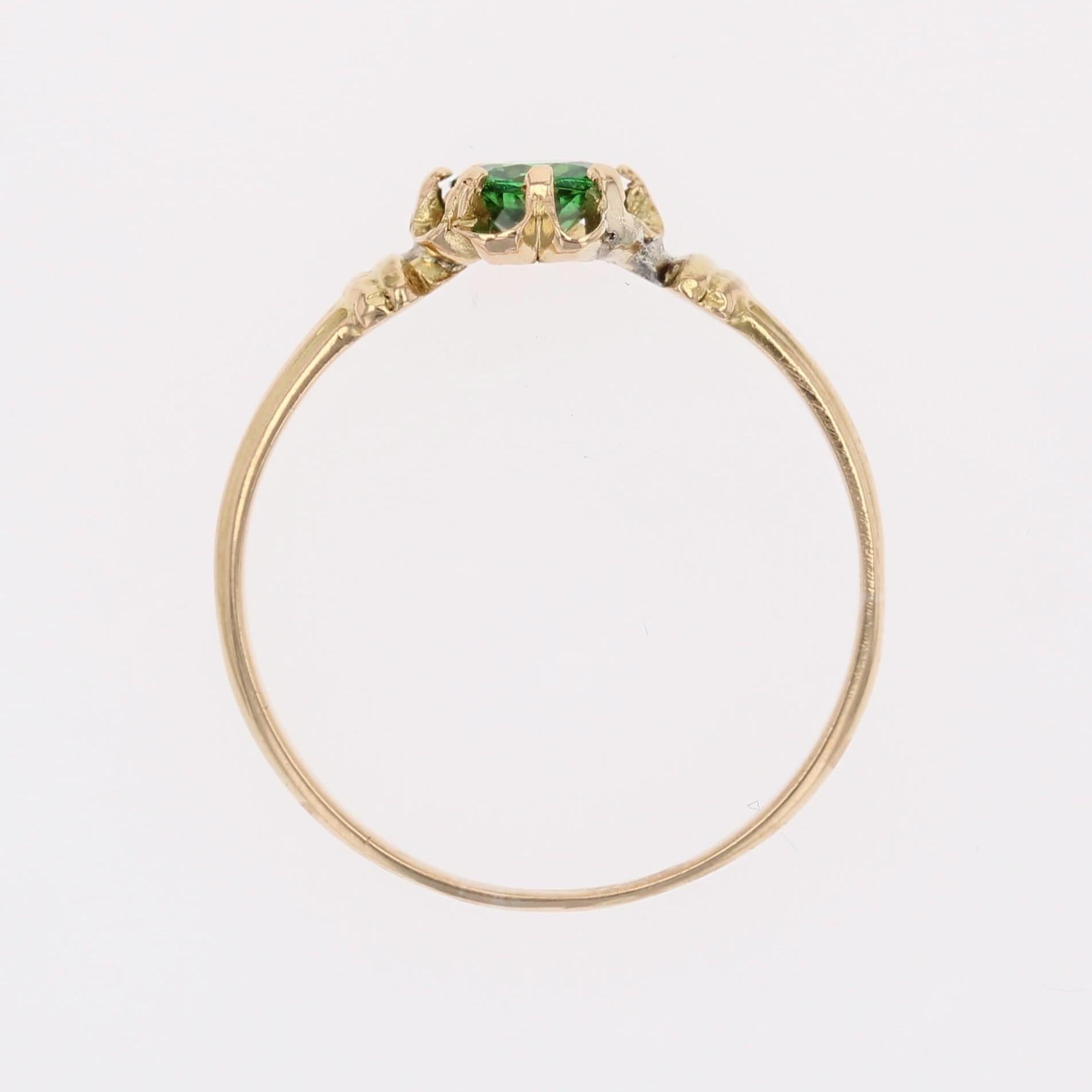 Bague solitaire en or jaune 18 carats au grenat vert du 20e siècle en vente 9