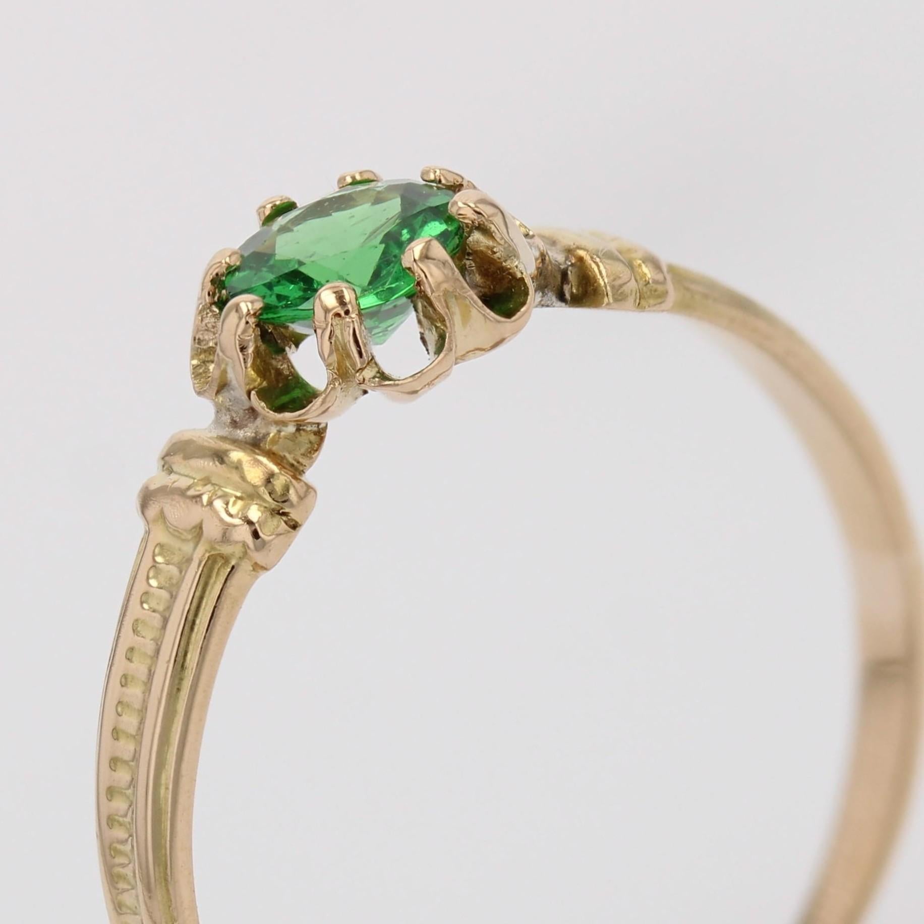 Bague solitaire en or jaune 18 carats au grenat vert du 20e siècle en vente 10