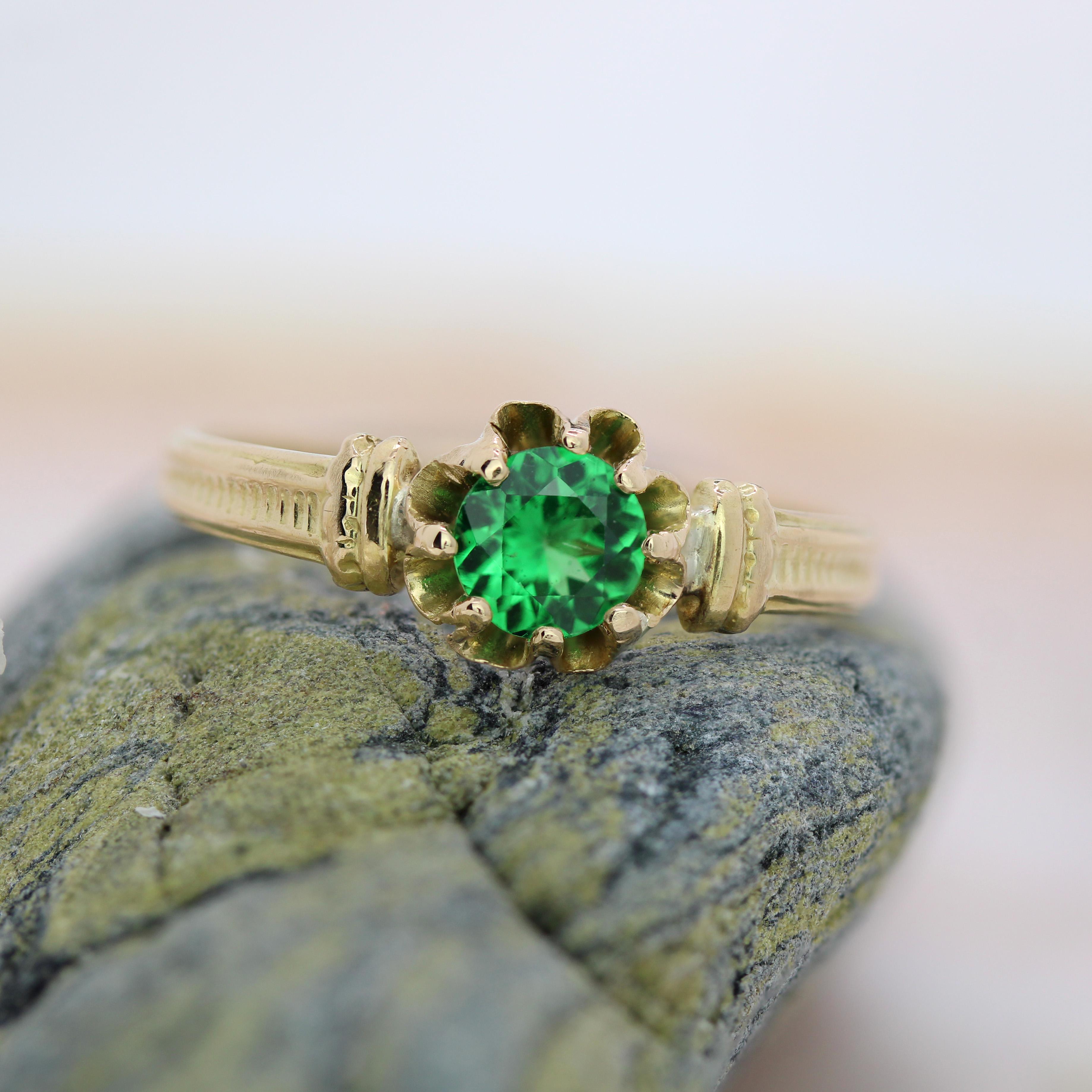 Belle Époque Bague solitaire en or jaune 18 carats au grenat vert du 20e siècle en vente