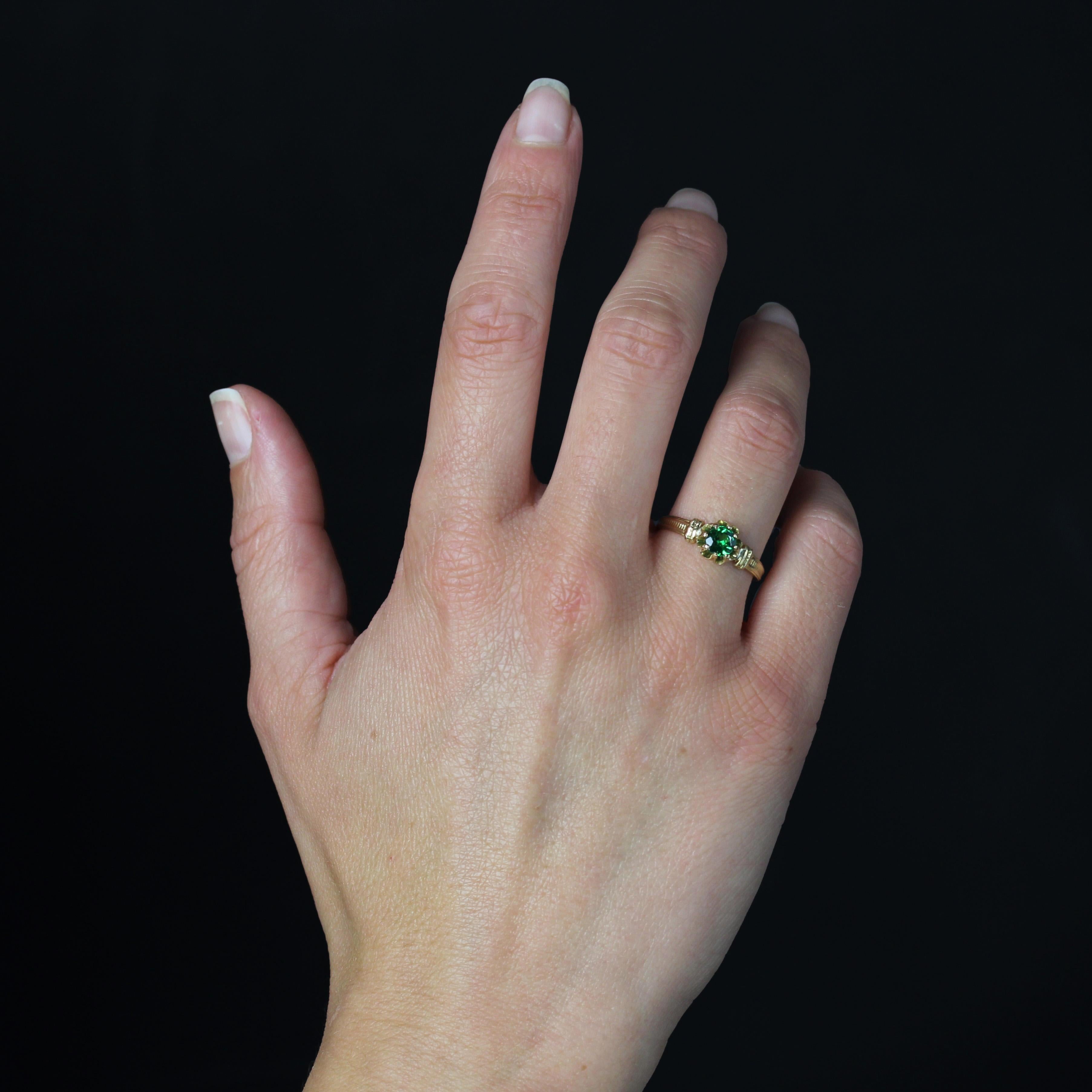Taille ronde Bague solitaire en or jaune 18 carats au grenat vert du 20e siècle en vente