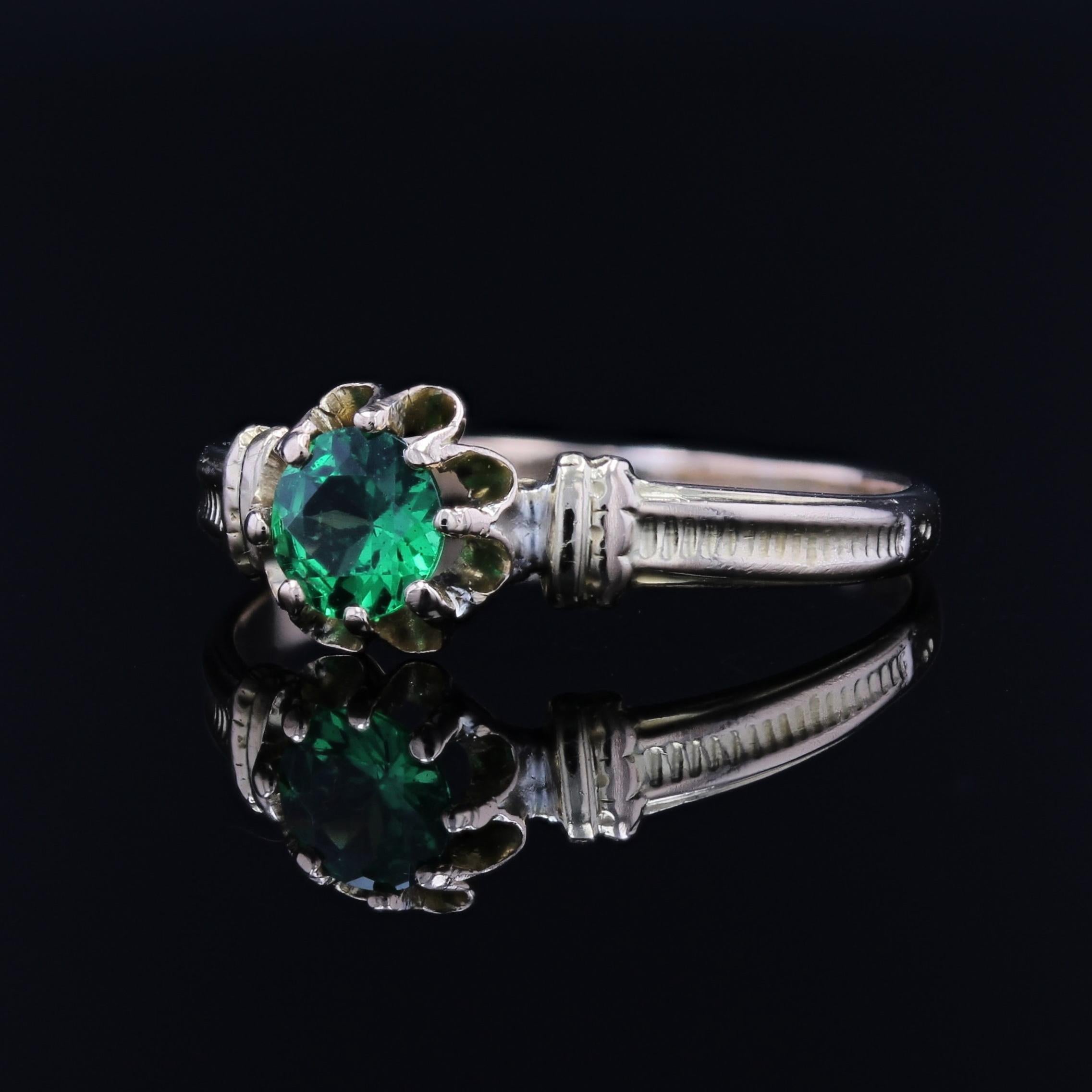 Bague solitaire en or jaune 18 carats au grenat vert du 20e siècle en vente 1