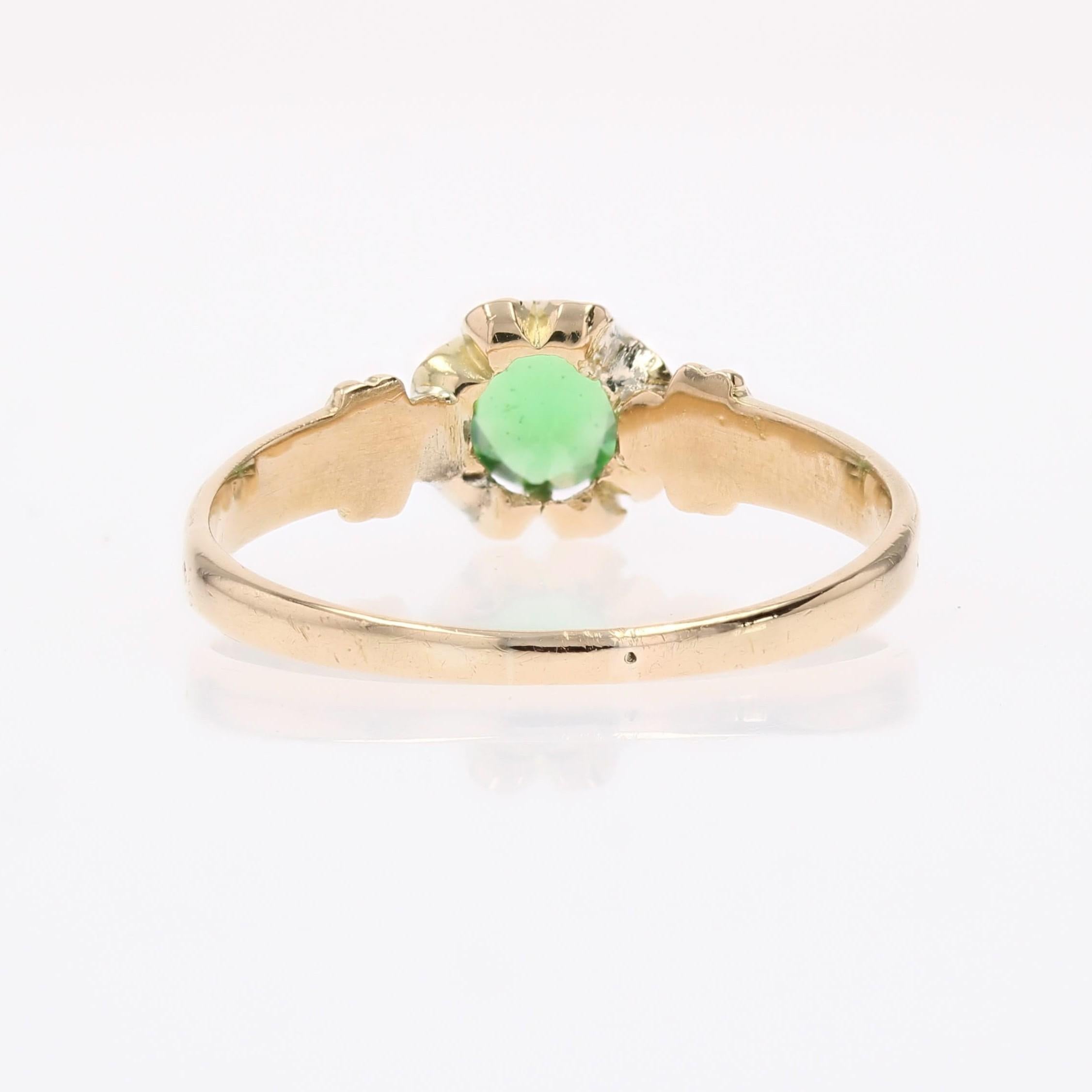 Bague solitaire en or jaune 18 carats au grenat vert du 20e siècle en vente 3