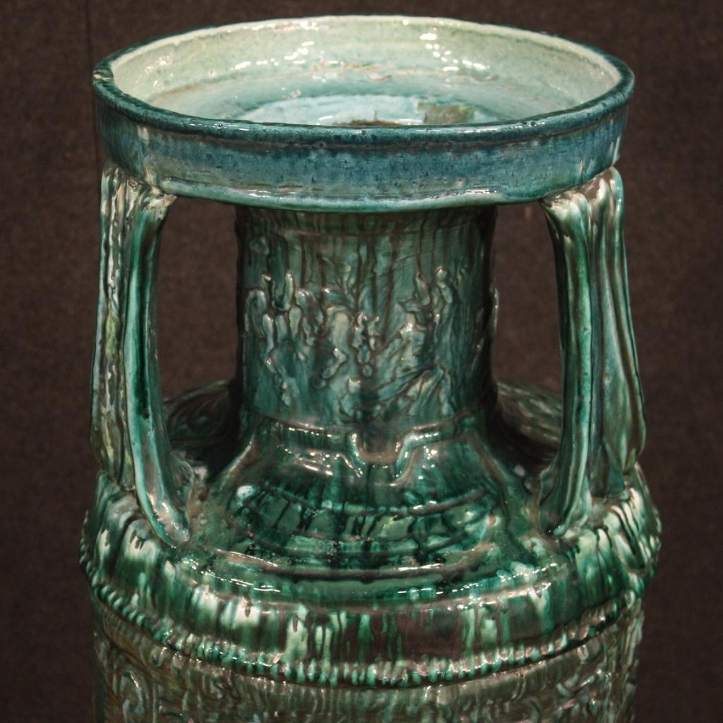 Gran jarrón italiano de terracota vidriada de los años 1960-1970. Objeto de gran medida y encanto finamente cincelado y pintado con decoraciones de estilo oriental, caballos y personajes. Jarrón compuesto por dos elementos (base y jarrón, ver foto).