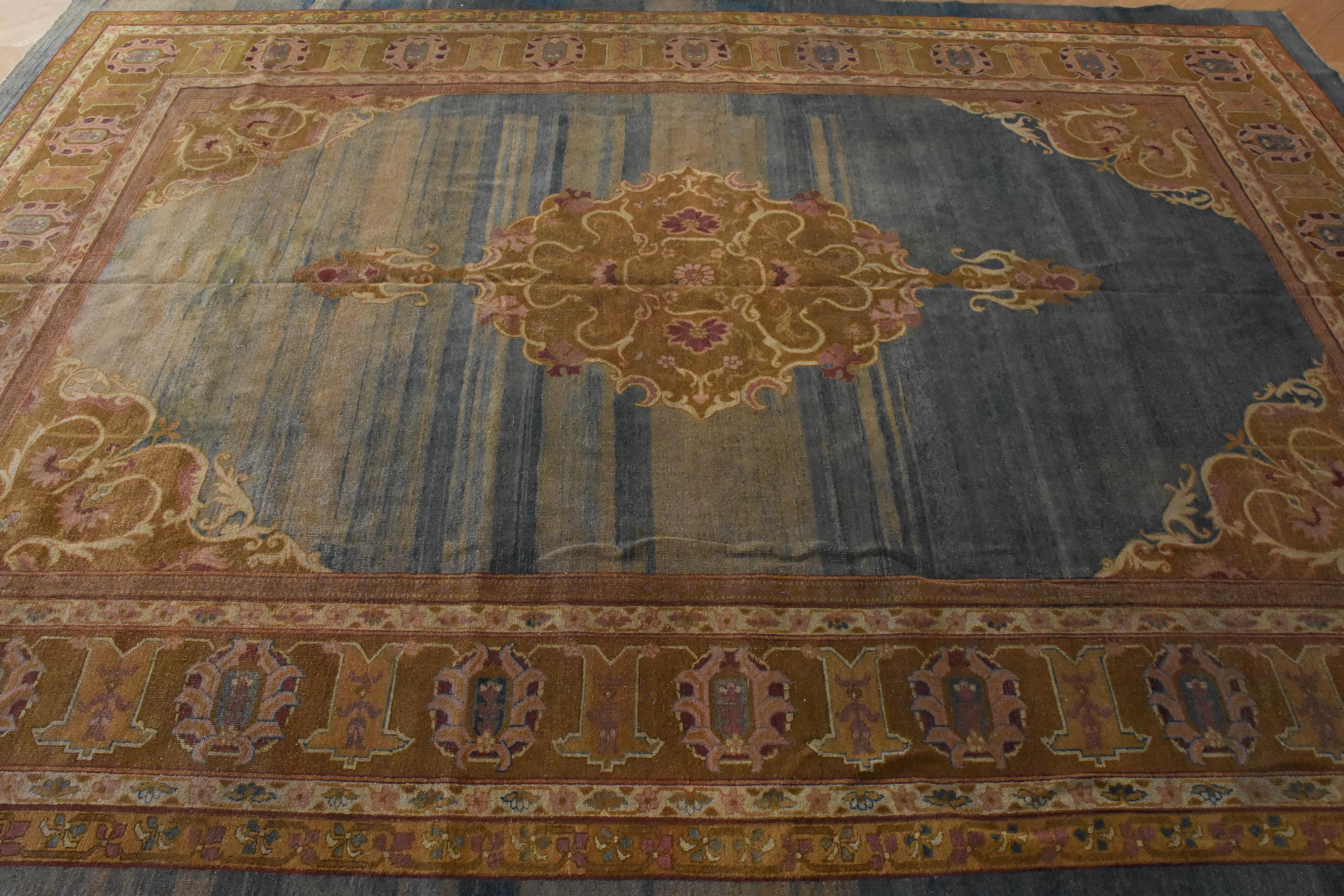 The creation of carpets in India was probably introduced by the Grand Mogul Akbar (1556-1605), which brought the Persian artisans together with skilled artists for the realization of the motifs, to produce the carpets directly in their own palace.