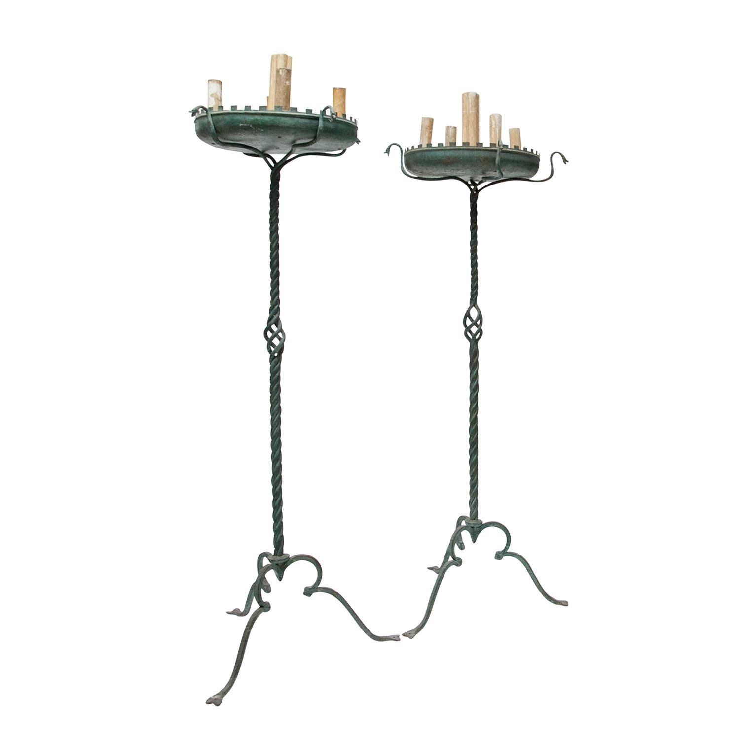 A green, vintage Art Deco Italian pair of large floor lamps made of handcrafted bronze with a twisted shaft and broad dish, in good condition. The detailed lighting is resting on stylized snakes, standing on three arched legs, each of them is